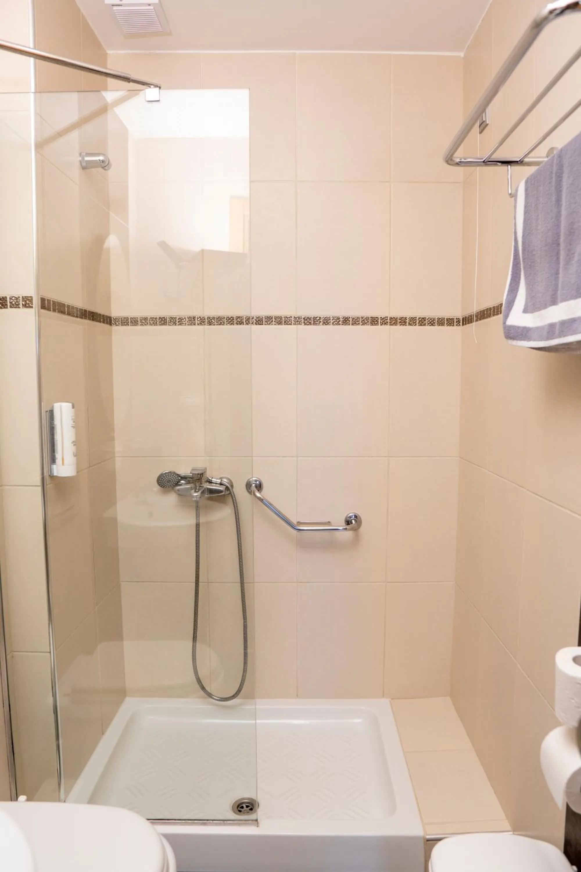 Shower in Hotel Epavlis Eleftheriadi