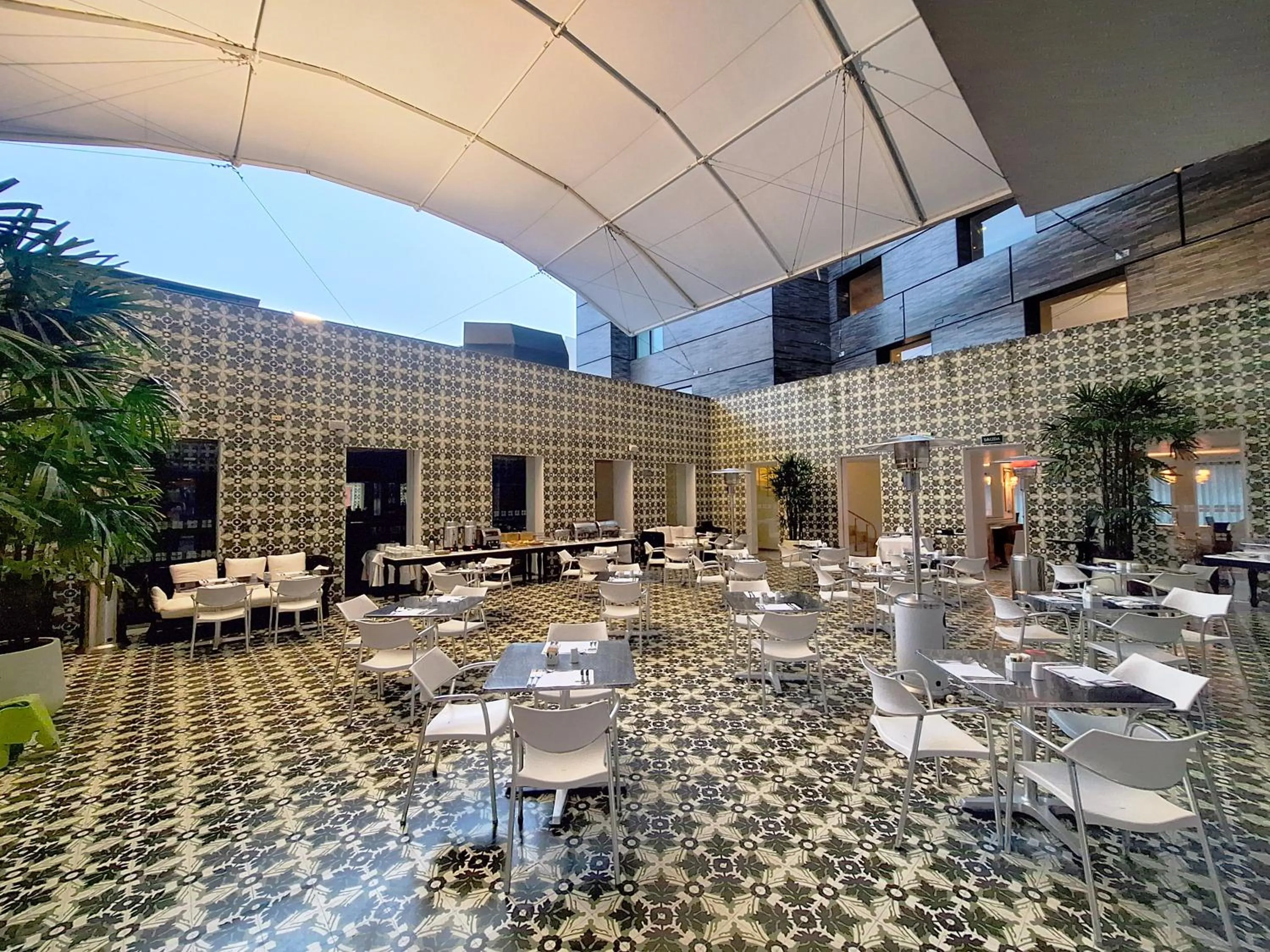 Restaurant/places to eat in NM Lima Hotel