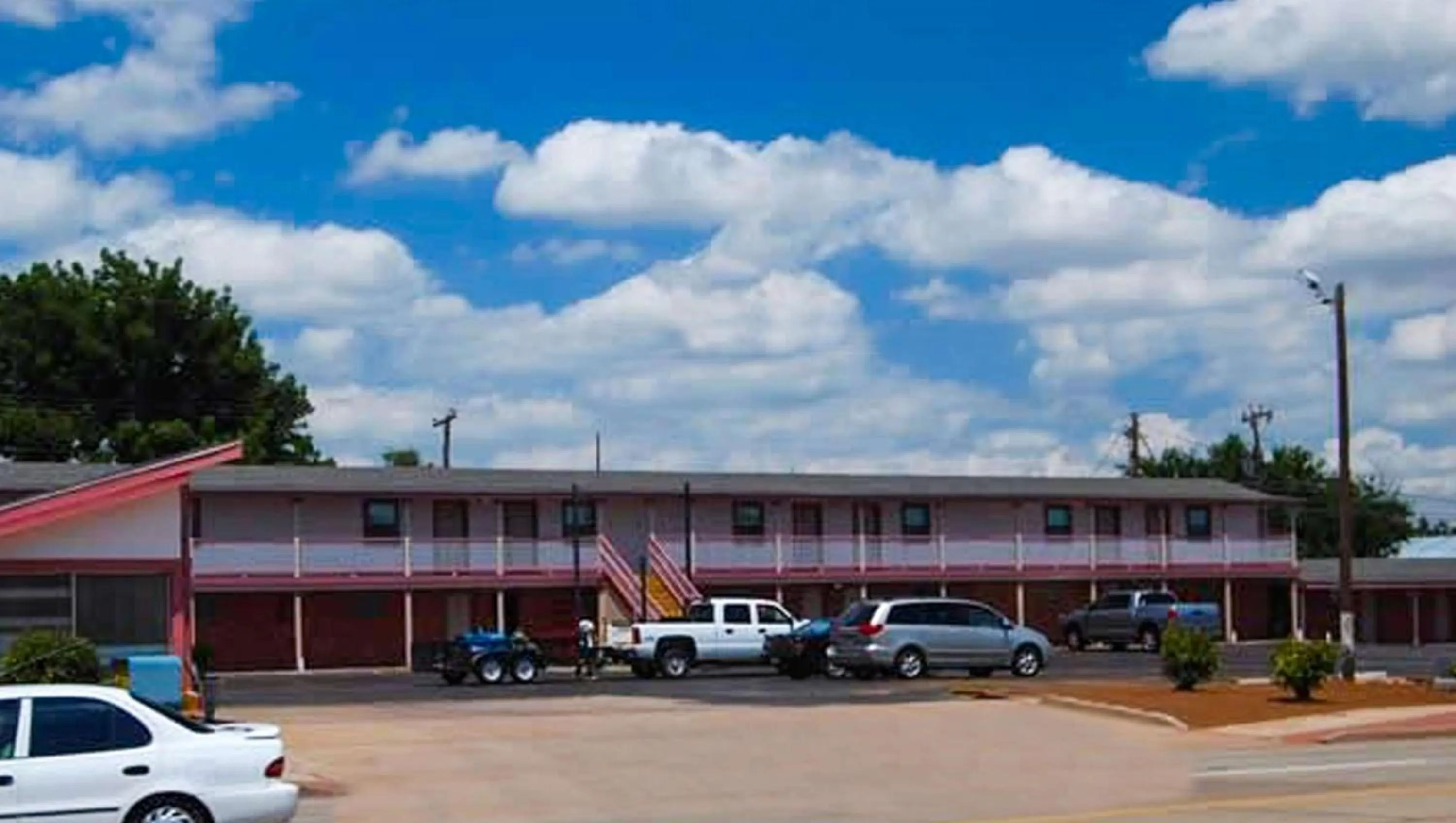 Property building in American Inn & Suites Childress
