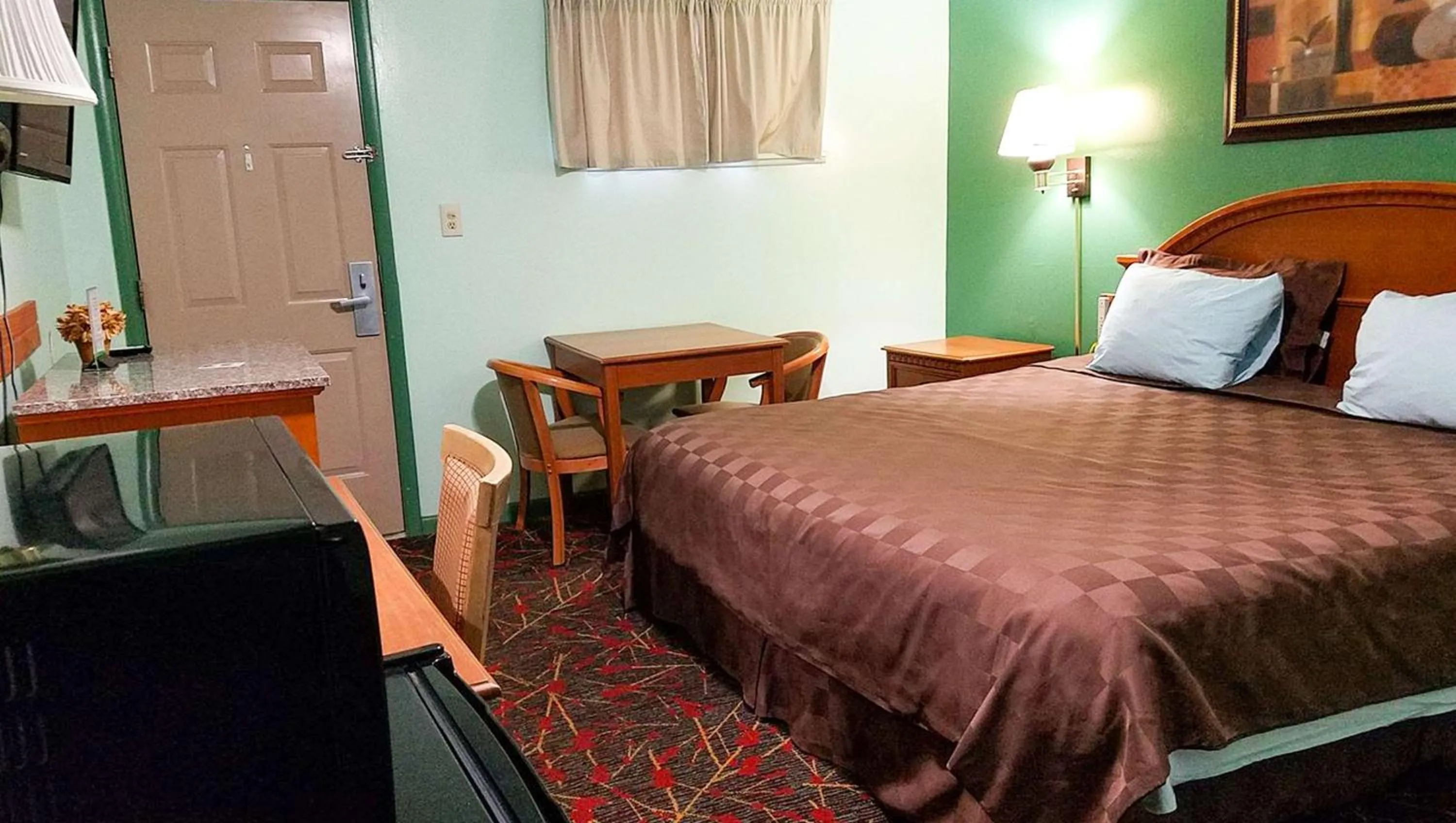 Photo of the whole room, Bed in American Inn & Suites Childress