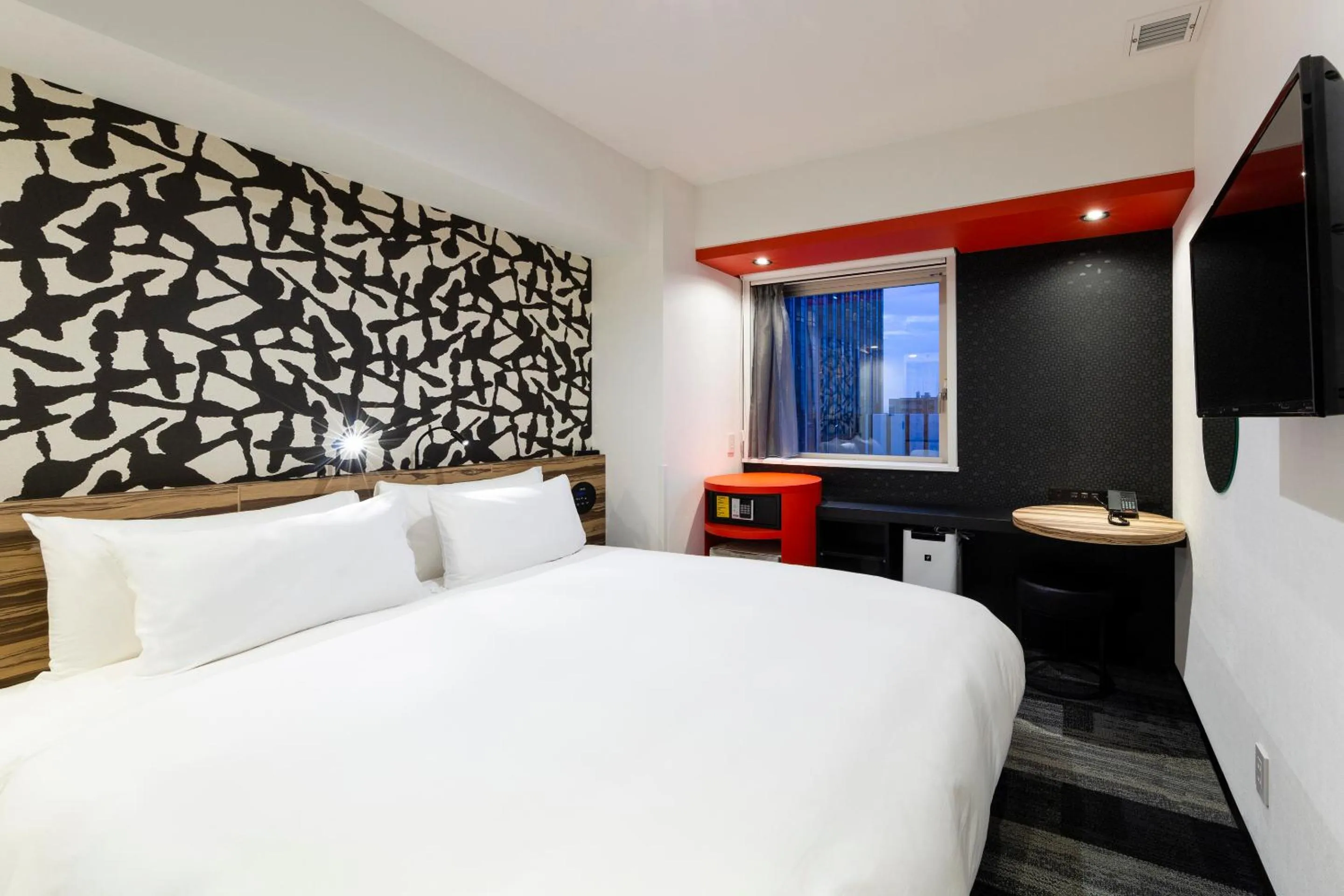 Photo of the whole room, Bed in the b asakusa