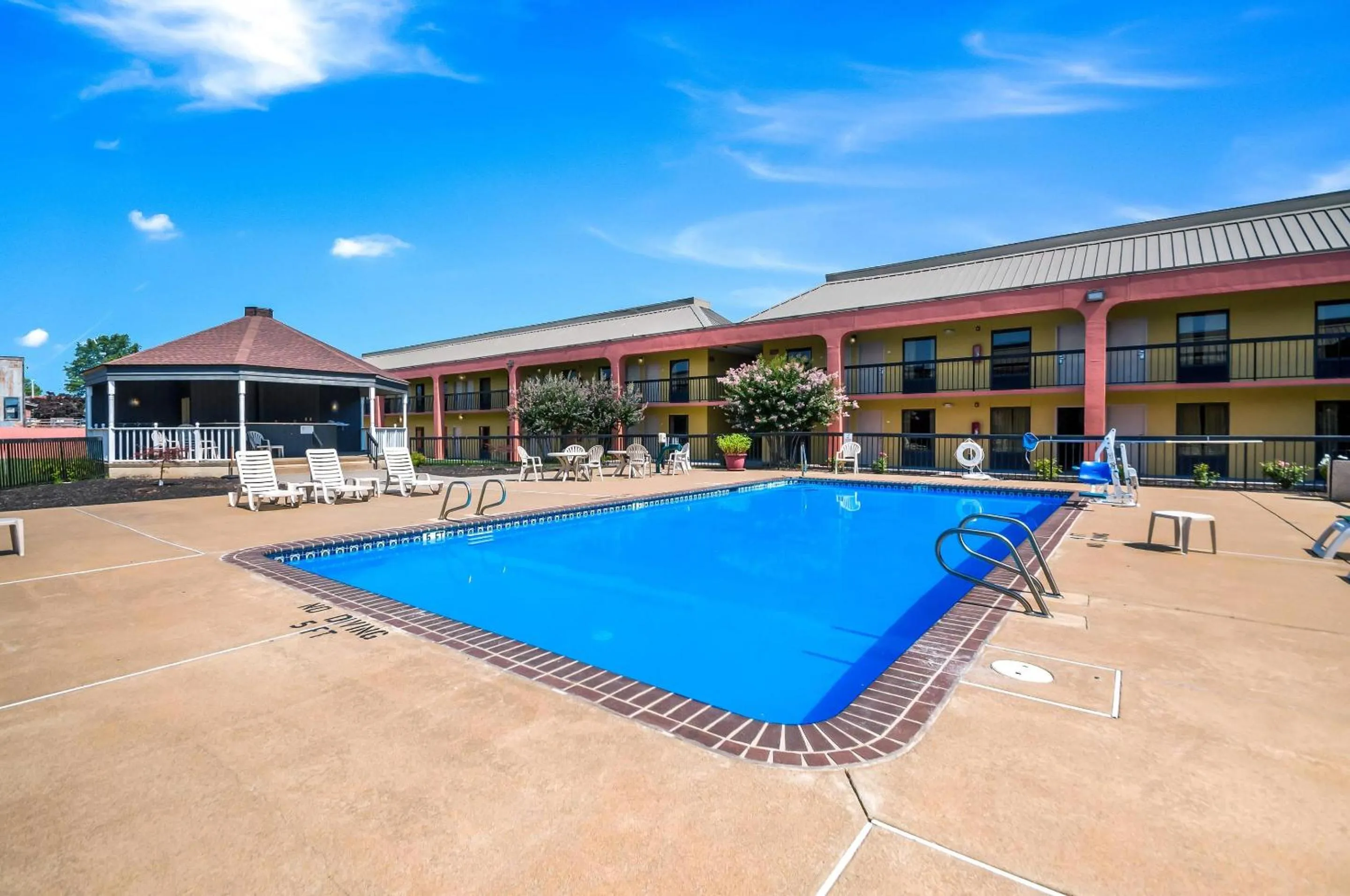 Swimming pool in Quality Inn Fredericksburg-Central Park Area