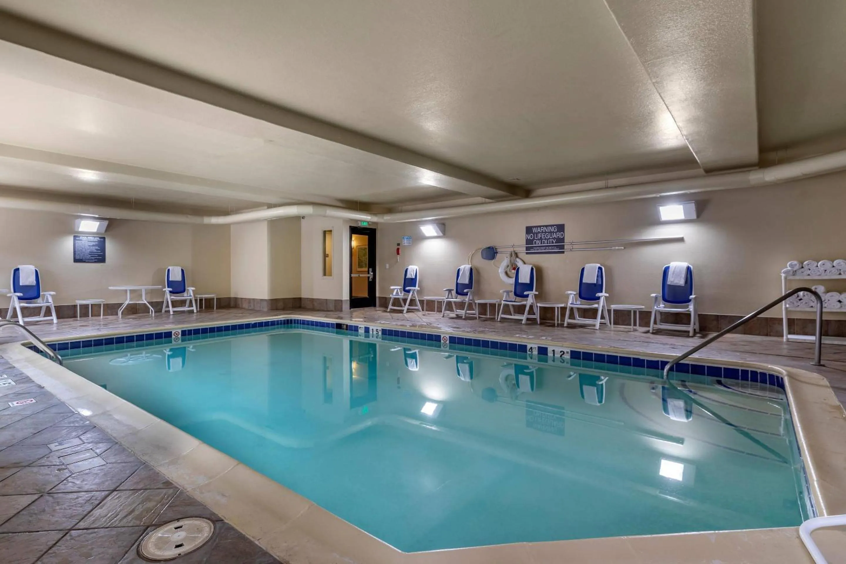 Swimming pool in Comfort Suites Golden West on Evergreen Parkway