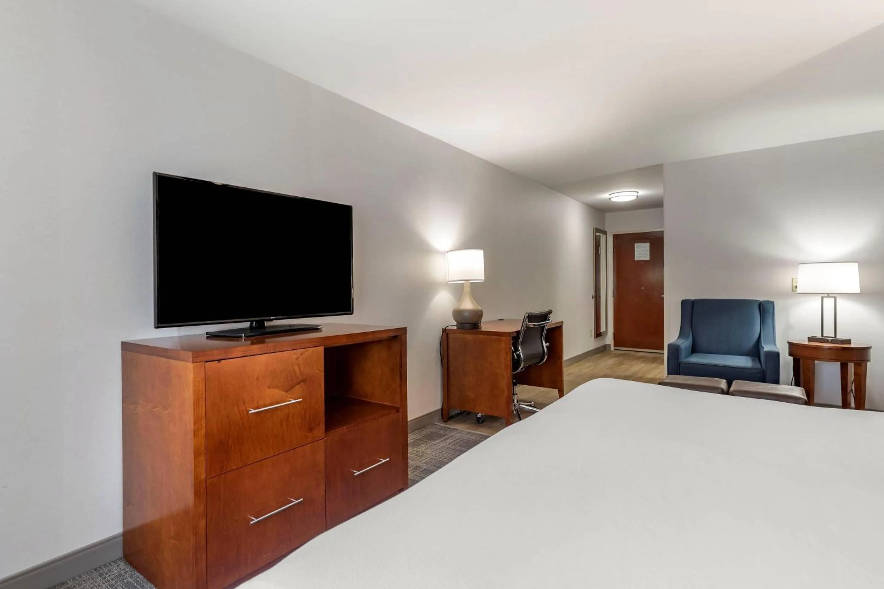 Bedroom, Bed in Comfort Suites Golden West on Evergreen Parkway