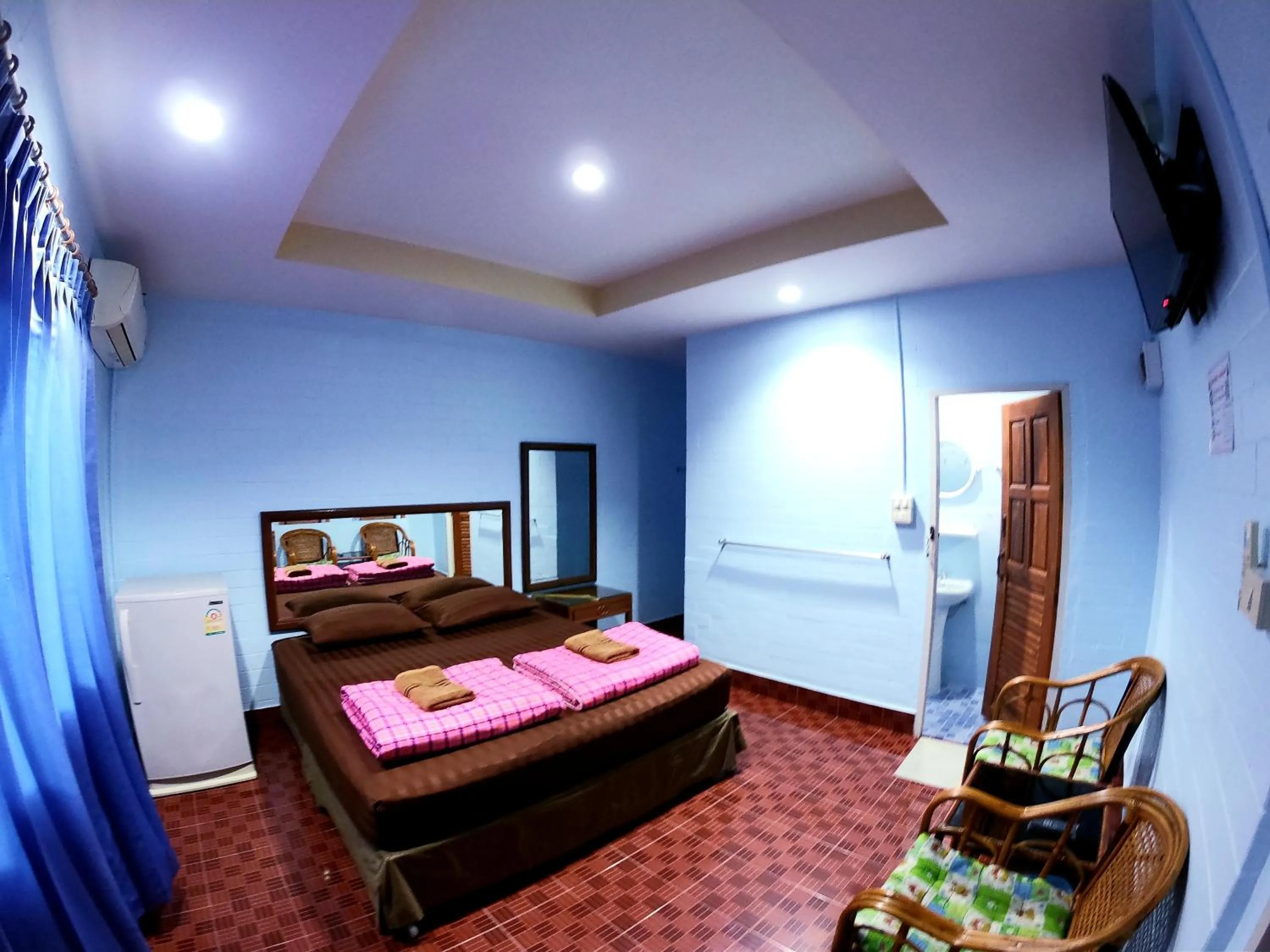 Photo of the whole room, Bed in Somjainuk Resort 2