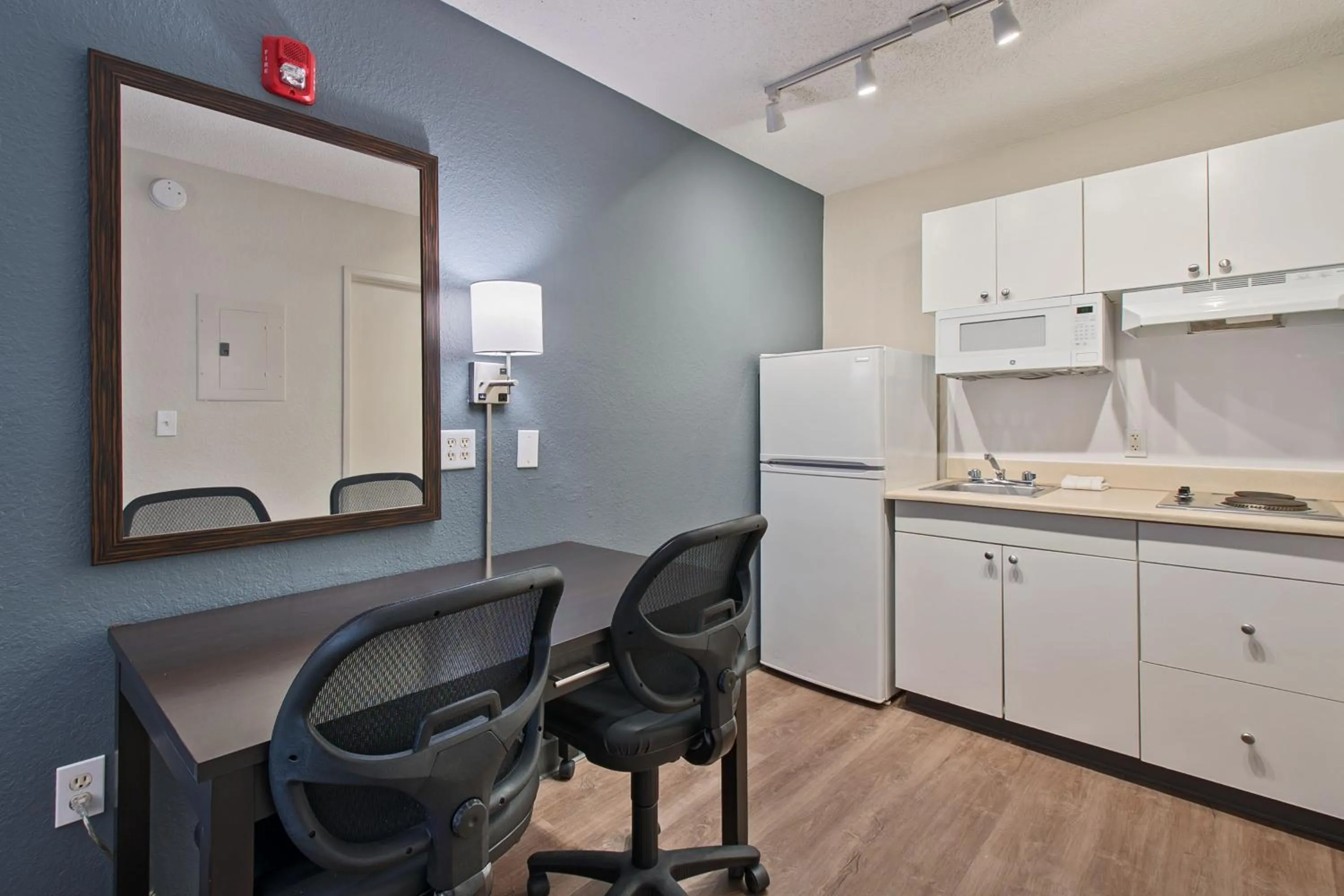 Kitchen or kitchenette in Extended Stay America Suites - Miami - Airport - Blue Lagoon