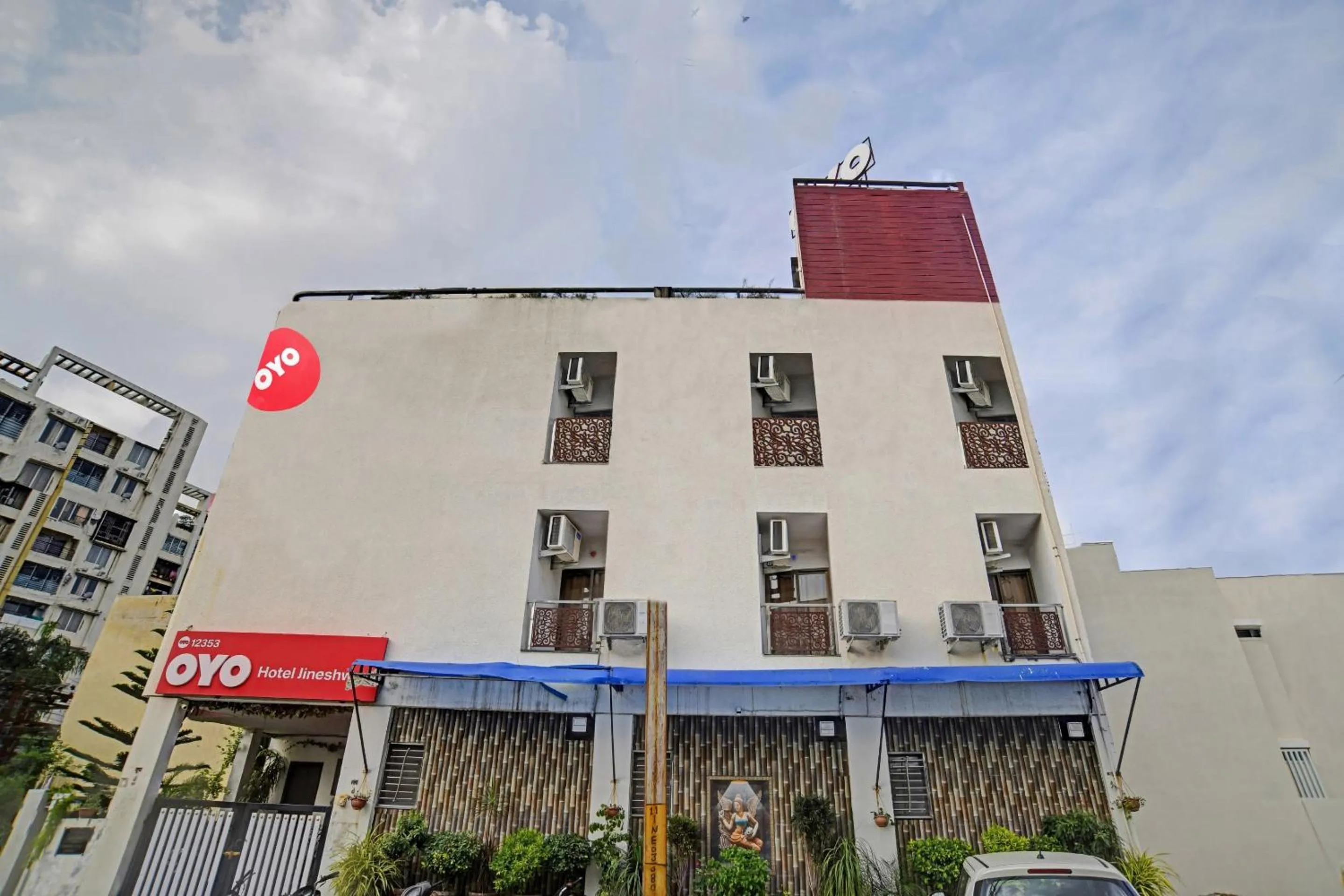 Facade/entrance in Collection O Jineshwari Hotel