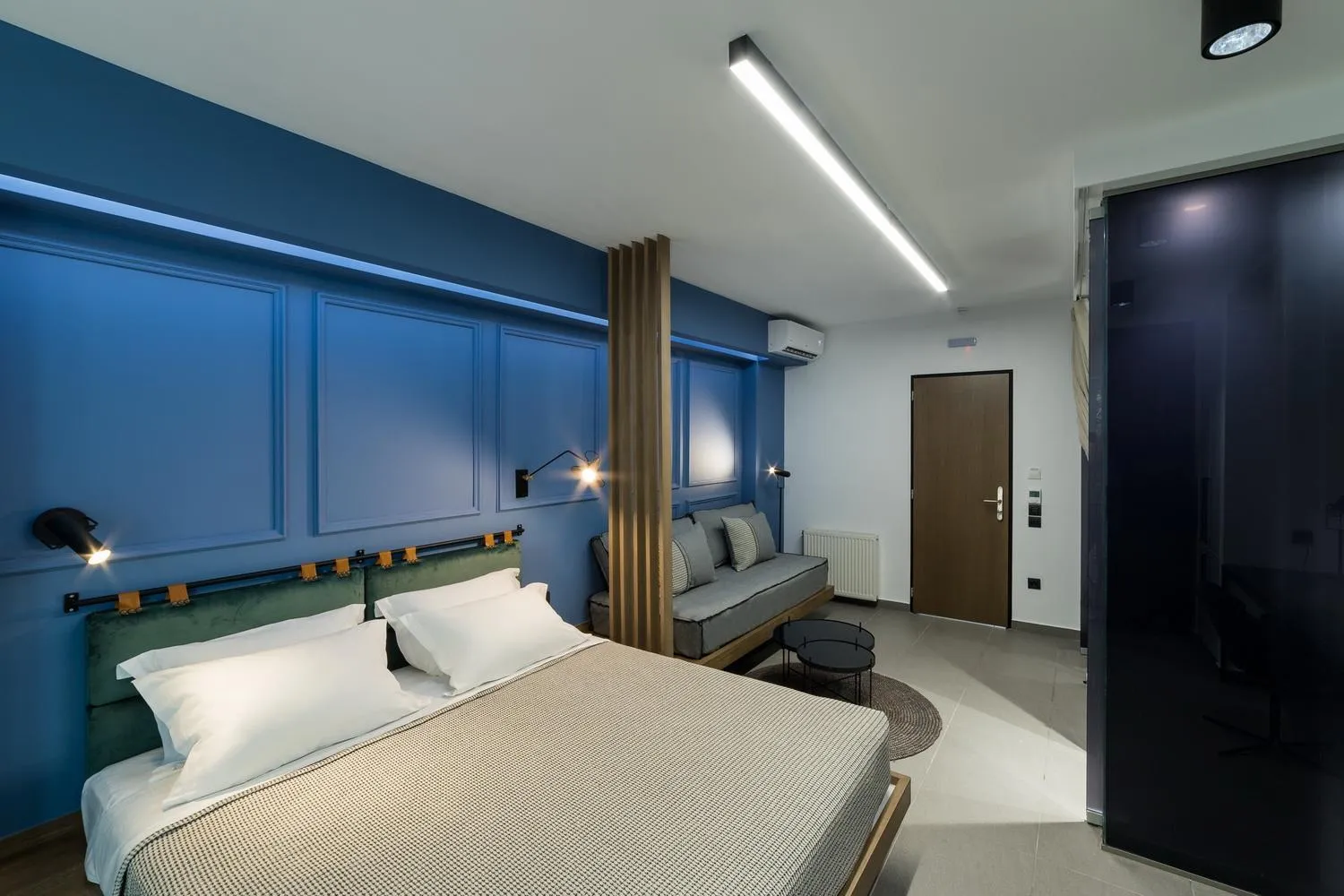 Photo of the whole room, Bed in Sir Athens