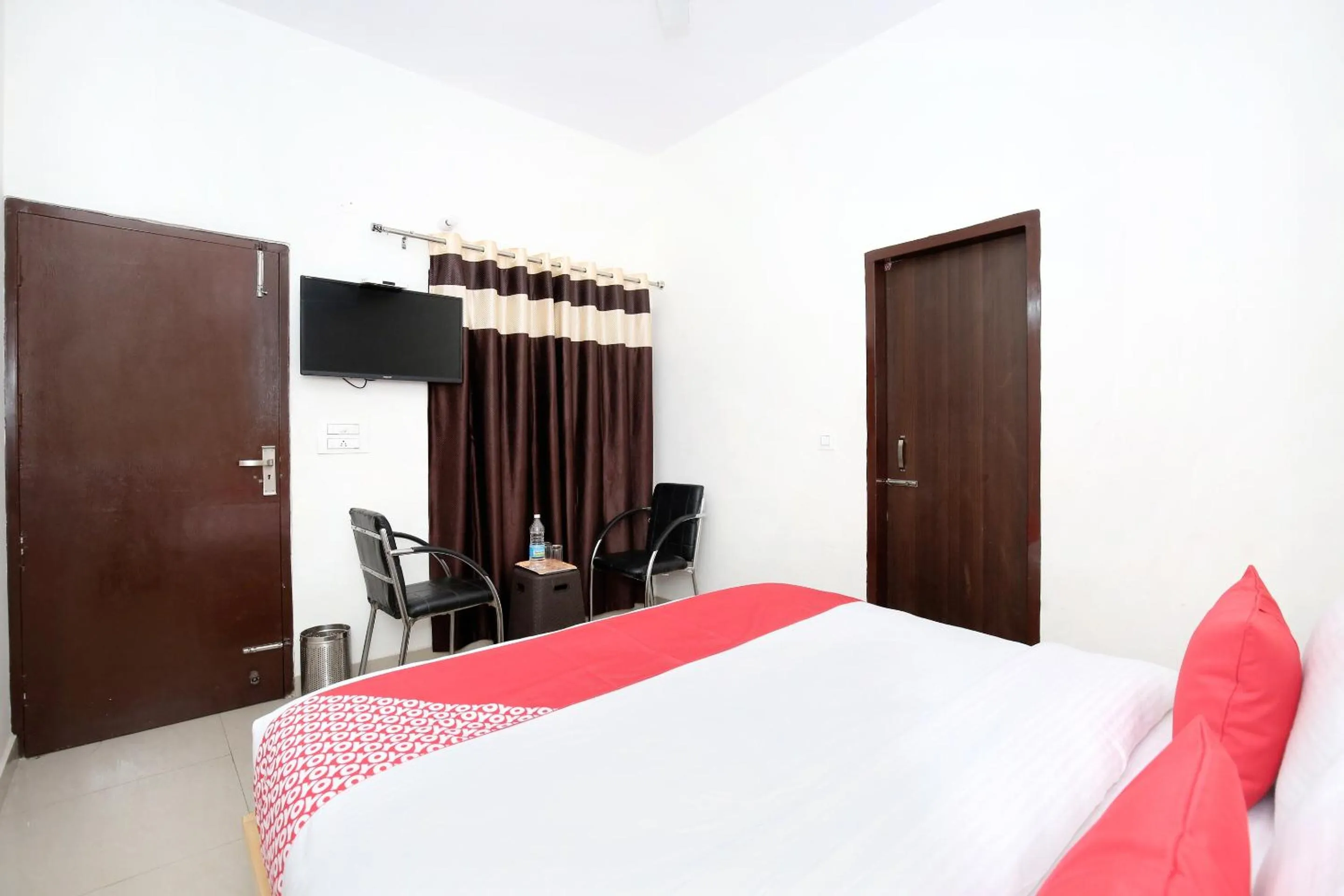 Facade/entrance, Bed in Hotel O Chandigarh