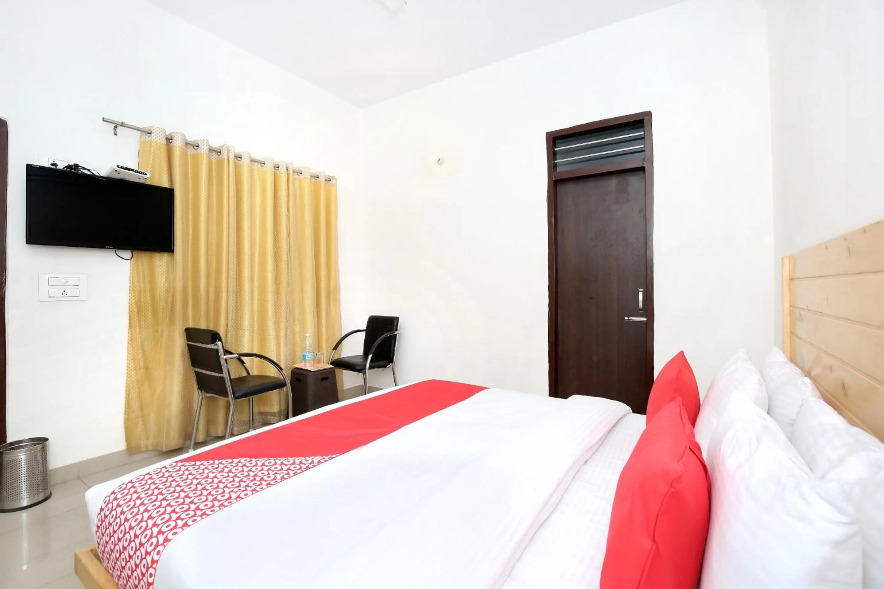 Bathroom, Bed in Hotel O Chandigarh