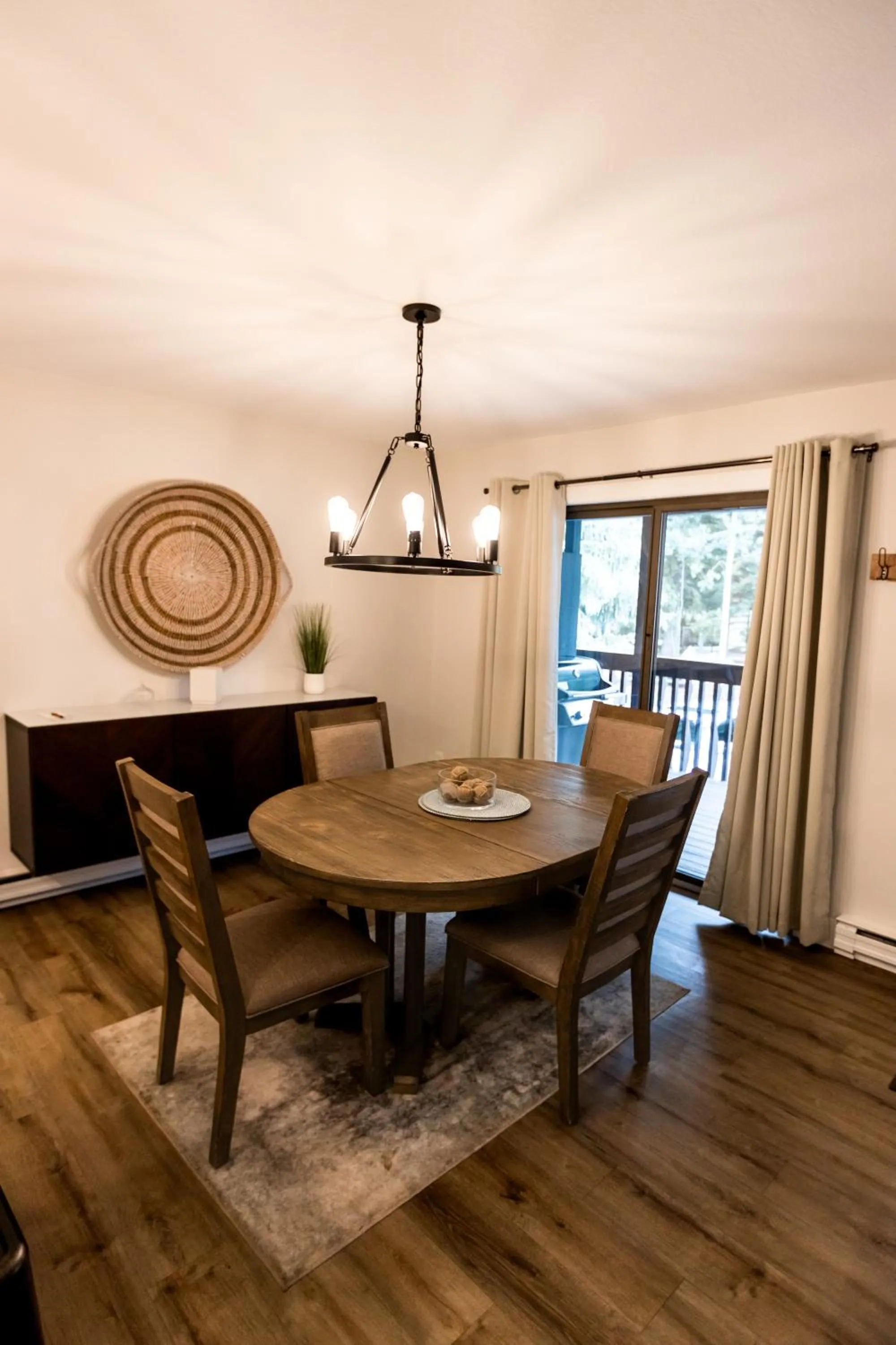 Dining area in Vail Racquet Club Mountain Resort