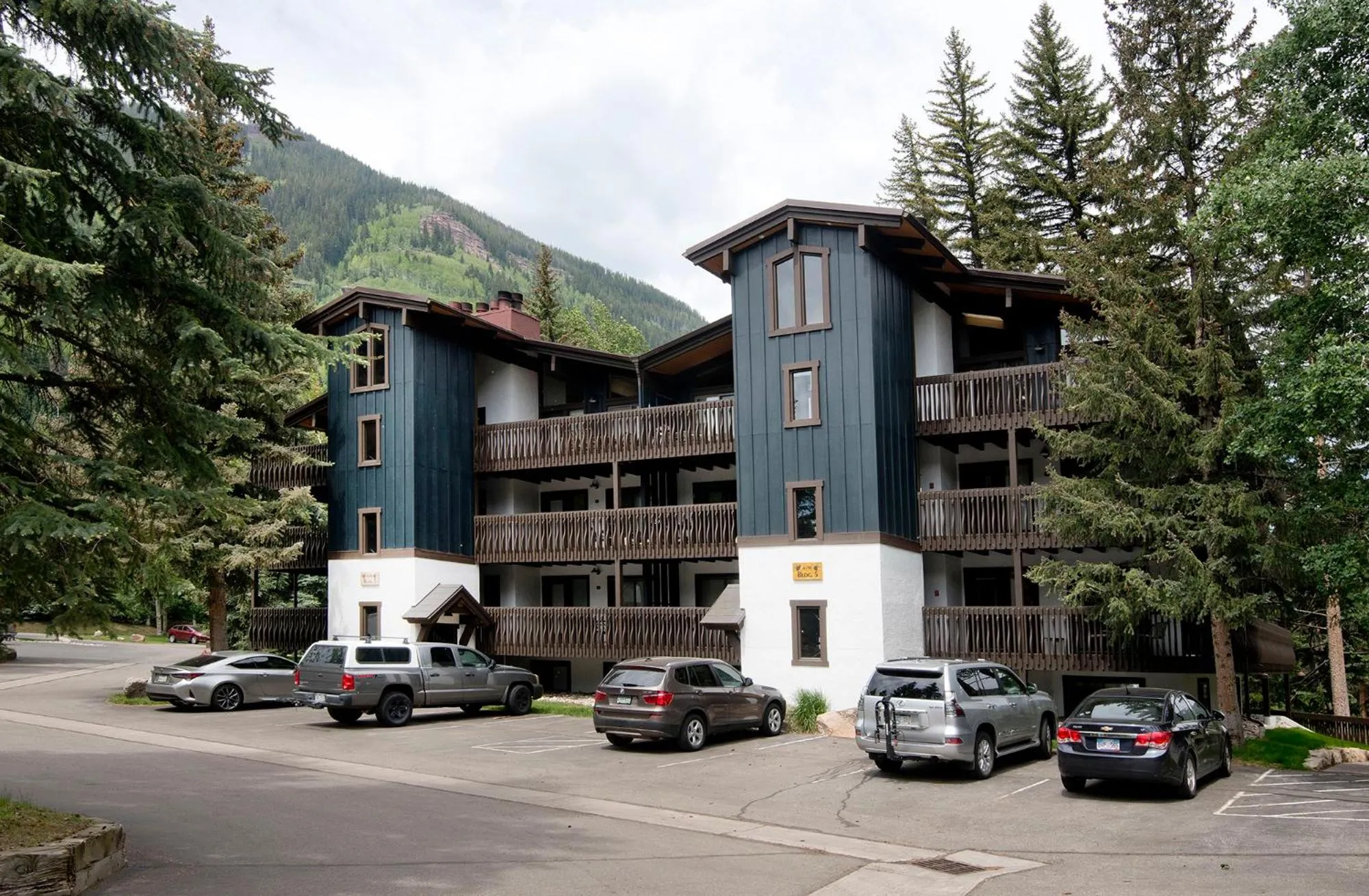 Property building in Vail Racquet Club Mountain Resort