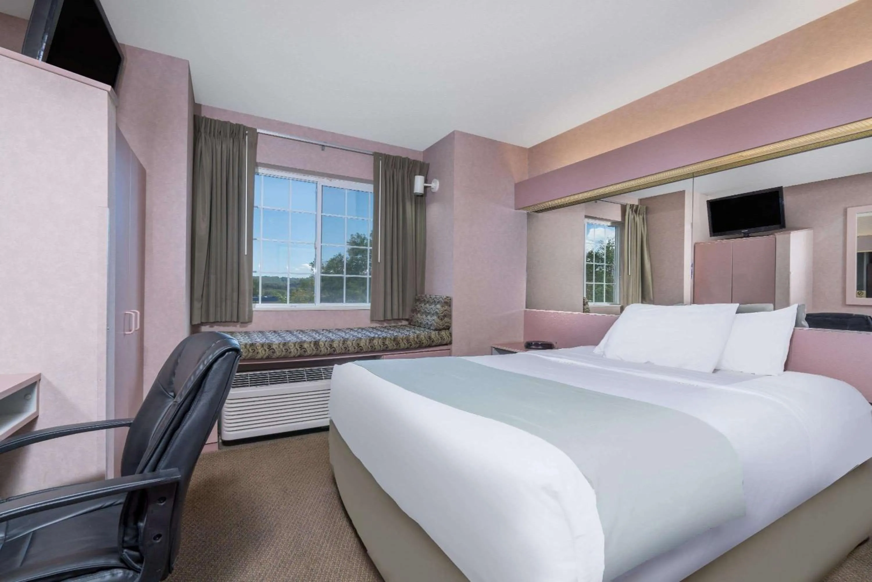 Photo of the whole room, Bed in Microtel Inn La Crosse Onalaska Area