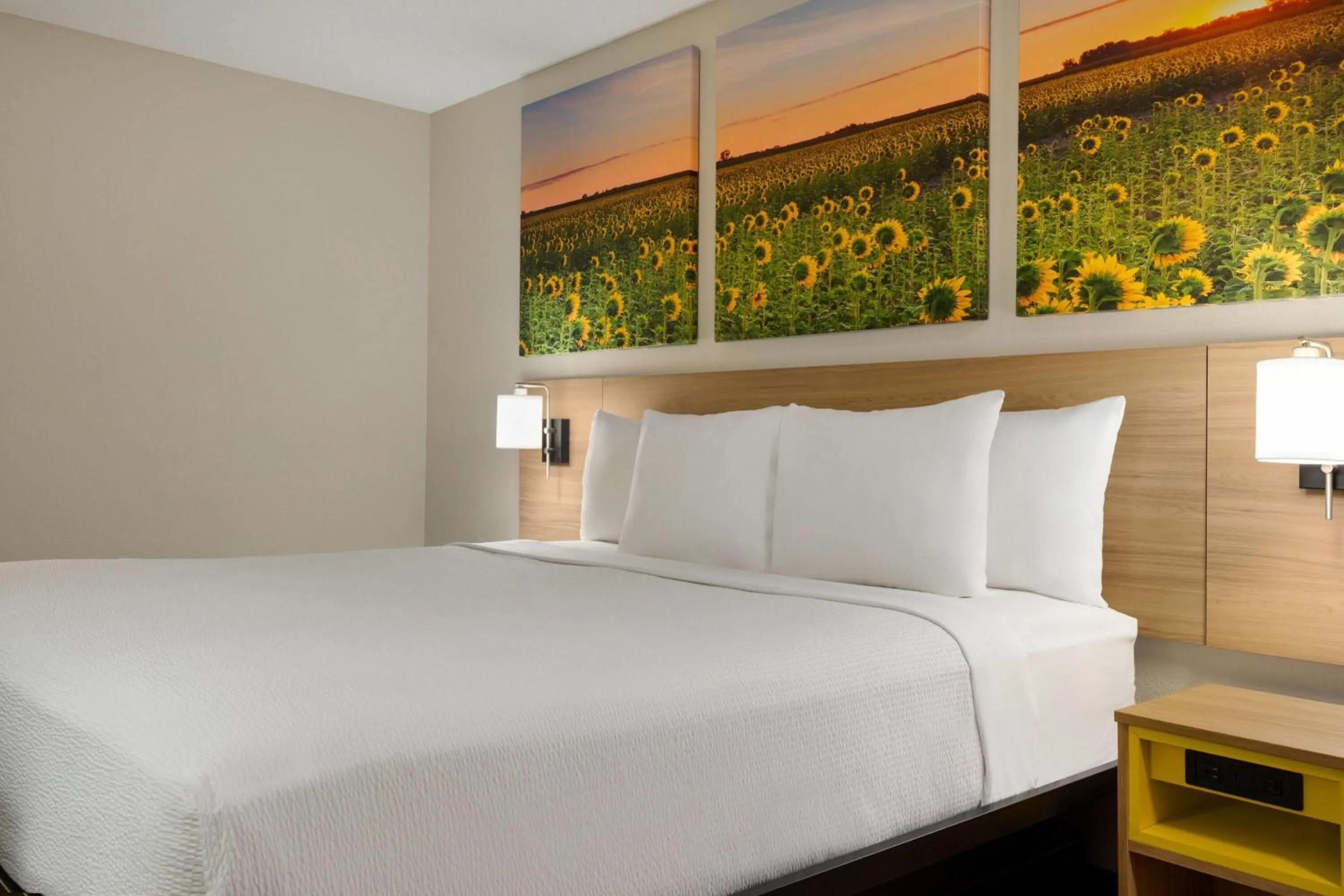 Photo of the whole room, Bed in Days Inn by Wyndham Cartersville