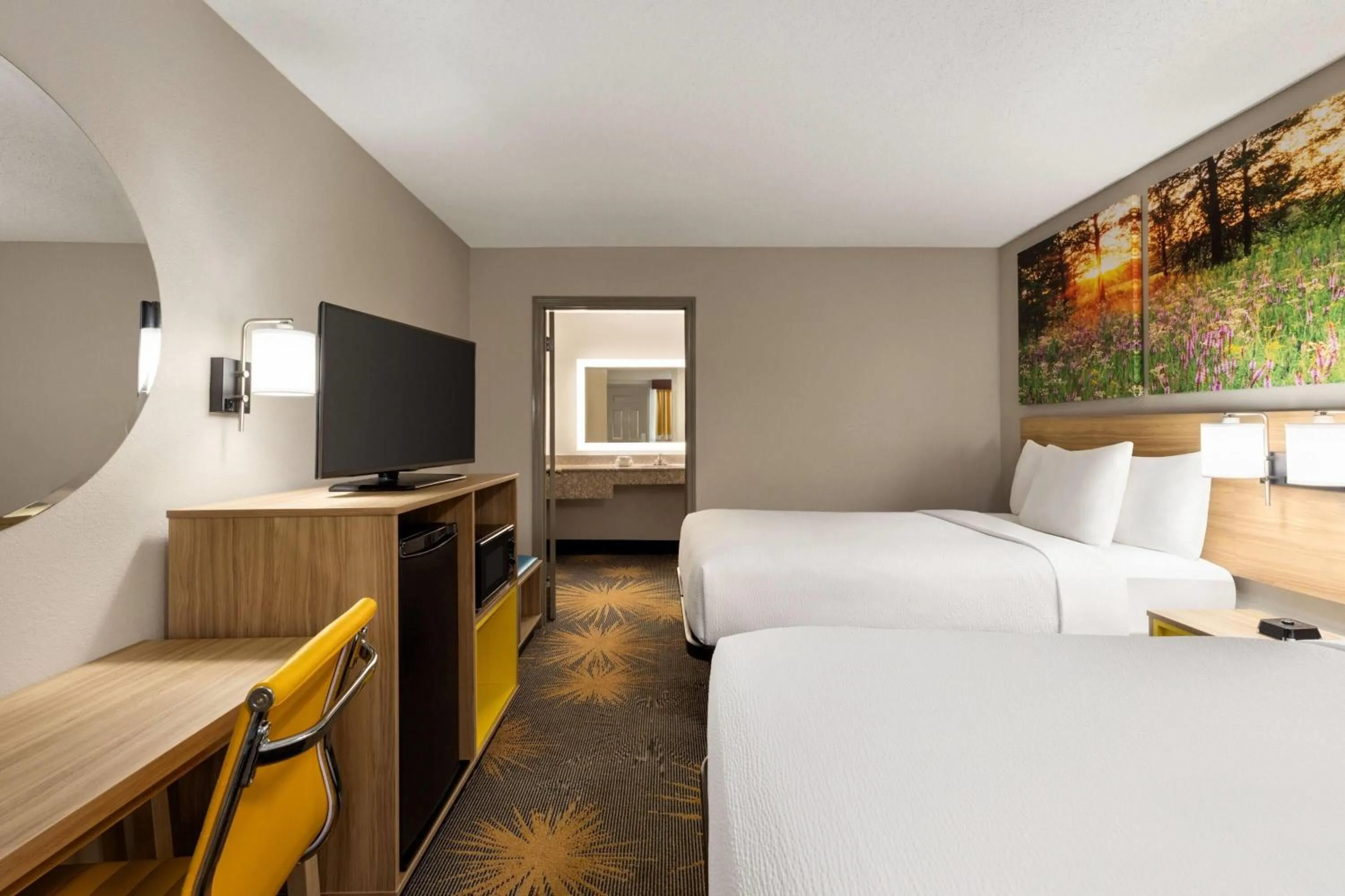 Photo of the whole room, Bed in Days Inn by Wyndham Cartersville