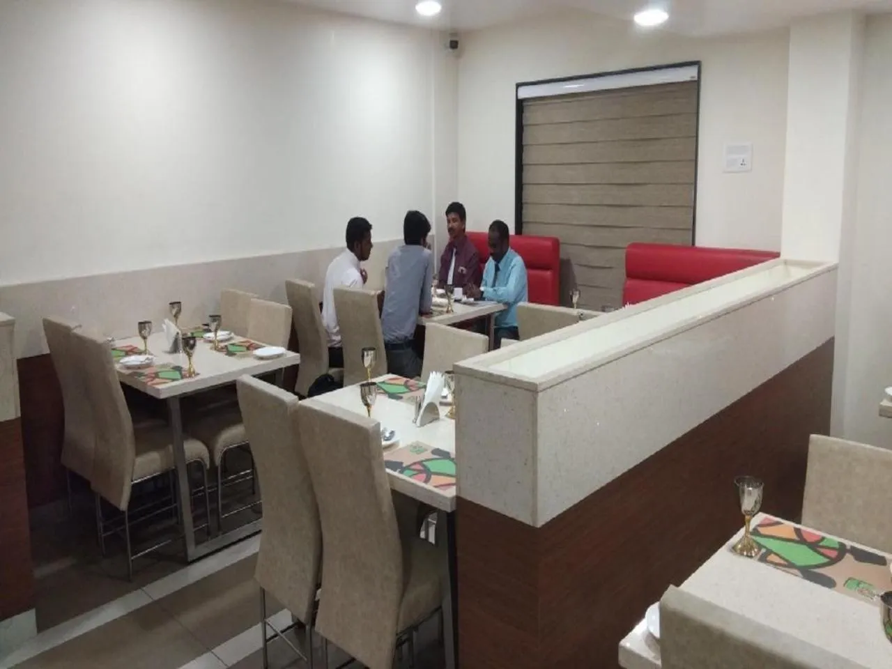 Restaurant/places to eat in Hotel iStay