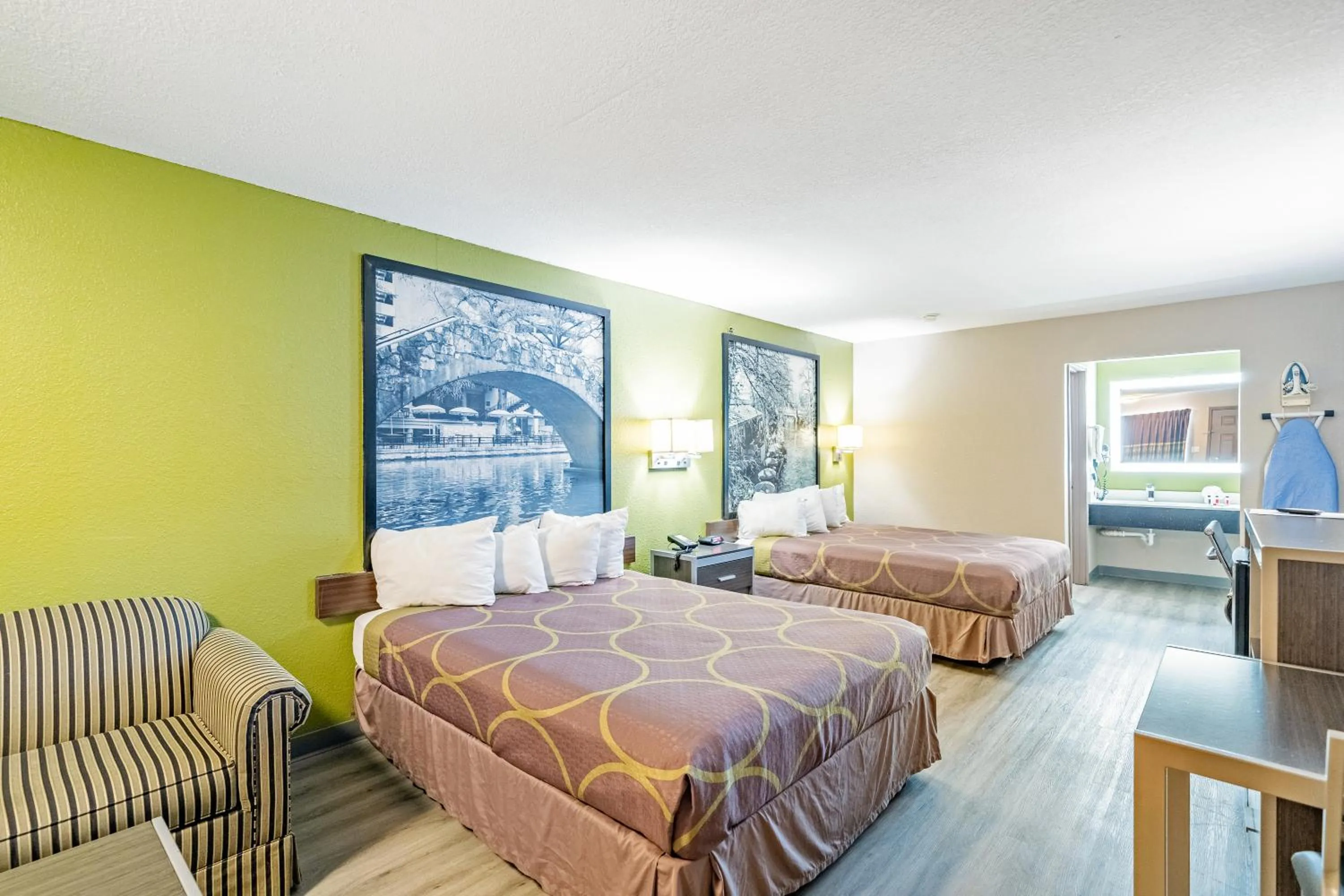 Bed in Super 8 by Wyndham San Antonio/Riverwalk Area