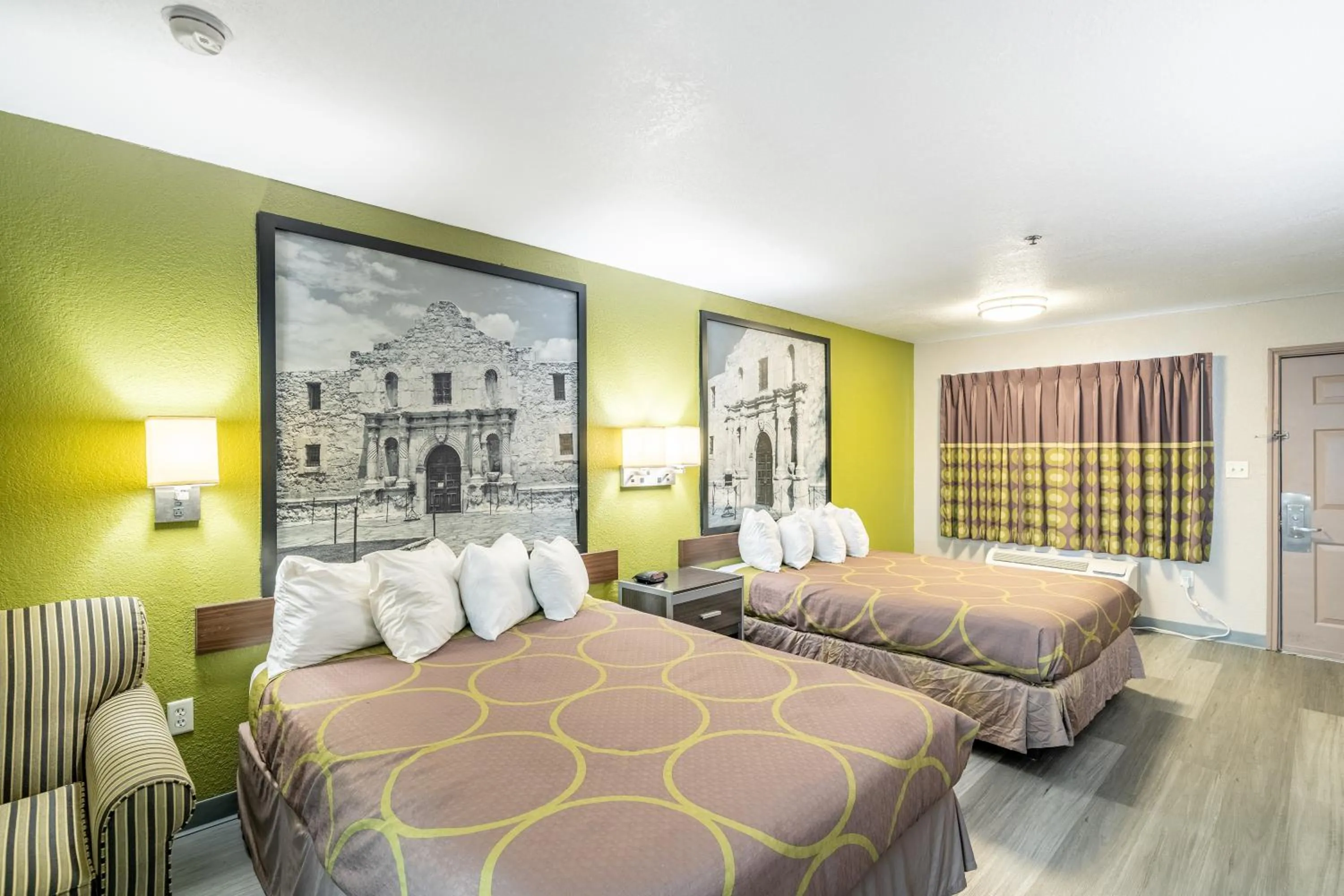 Bed in Super 8 by Wyndham San Antonio/Riverwalk Area