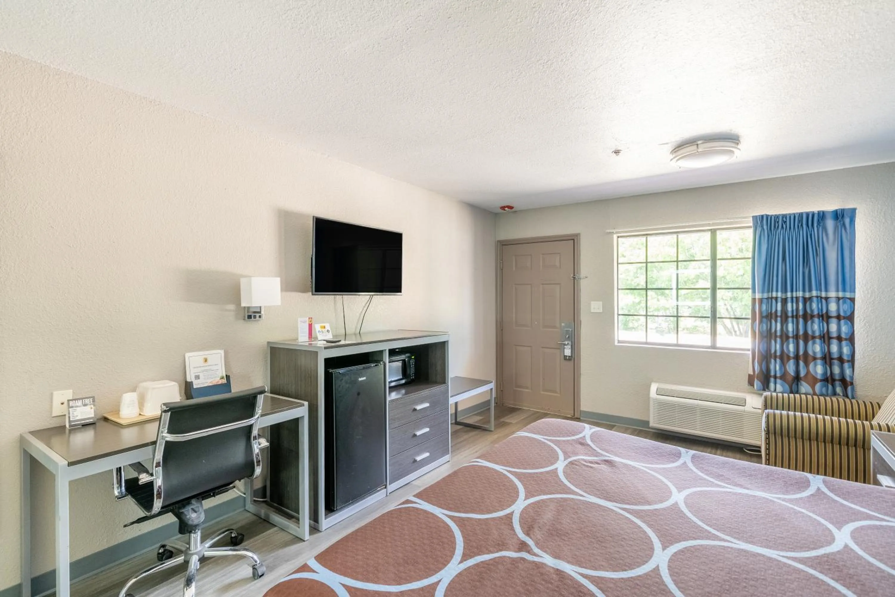 TV and multimedia in Super 8 by Wyndham San Antonio/Riverwalk Area