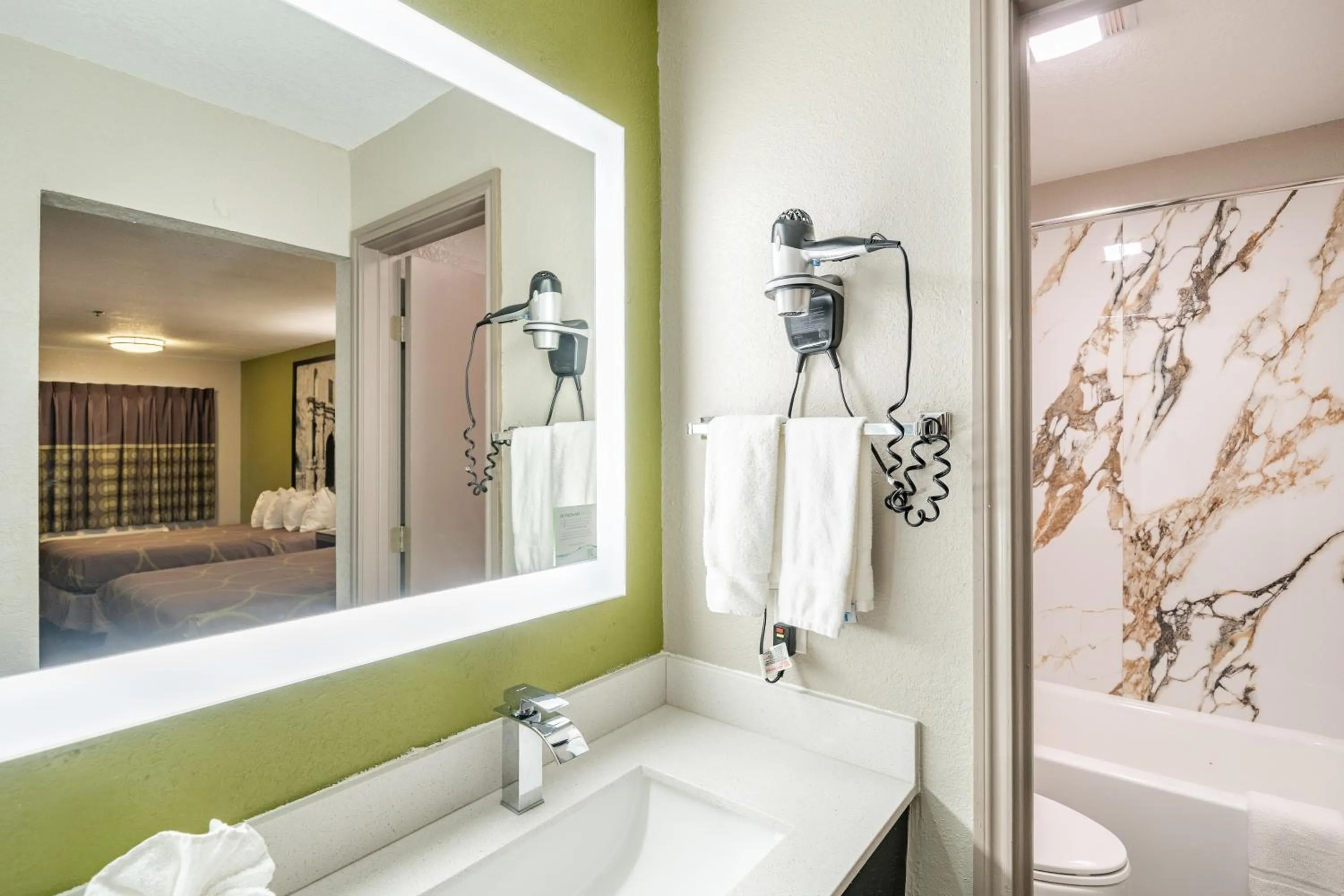 Bathroom, Bed in Super 8 by Wyndham San Antonio/Riverwalk Area