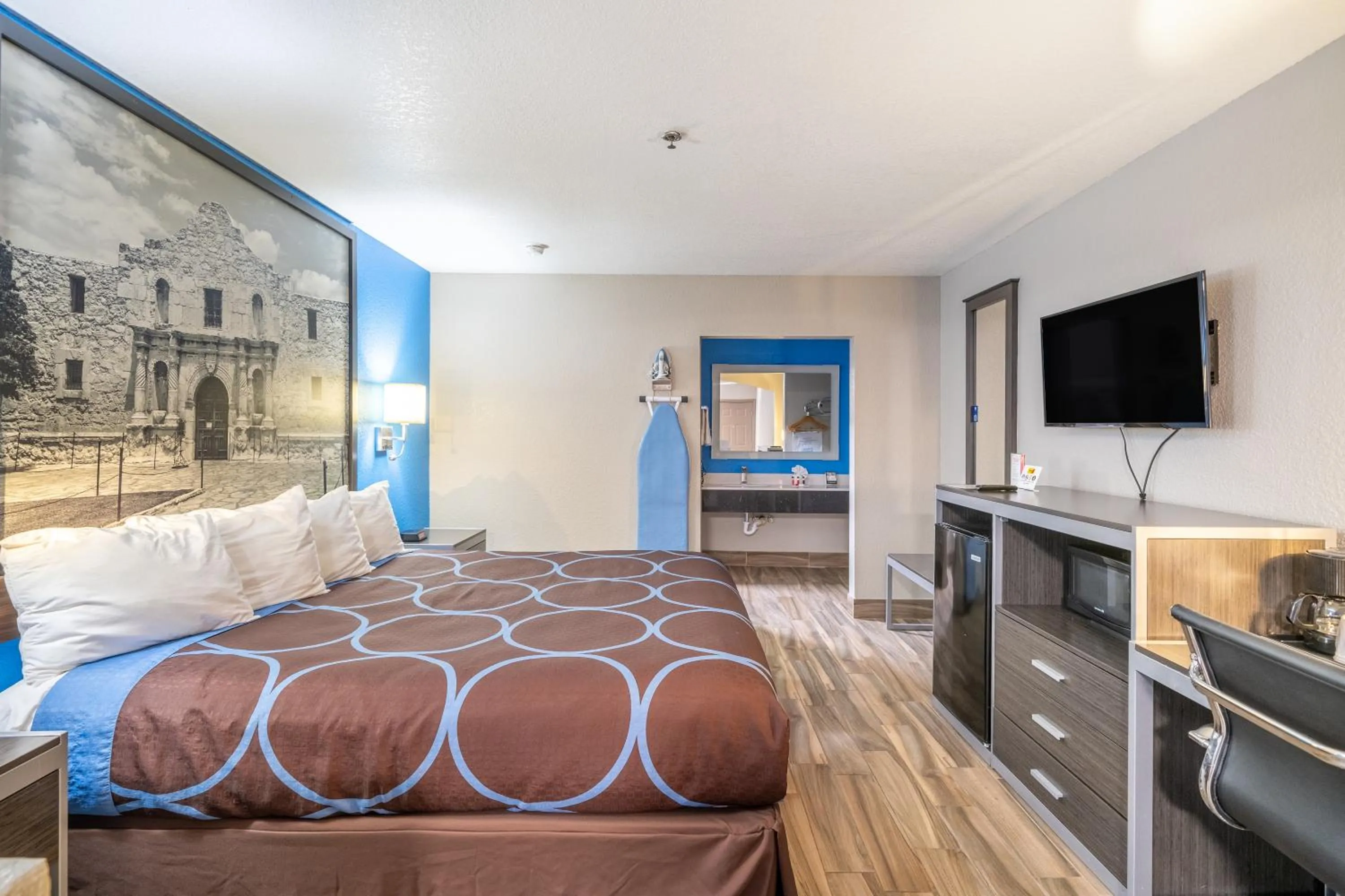 Bed in Super 8 by Wyndham San Antonio/Riverwalk Area