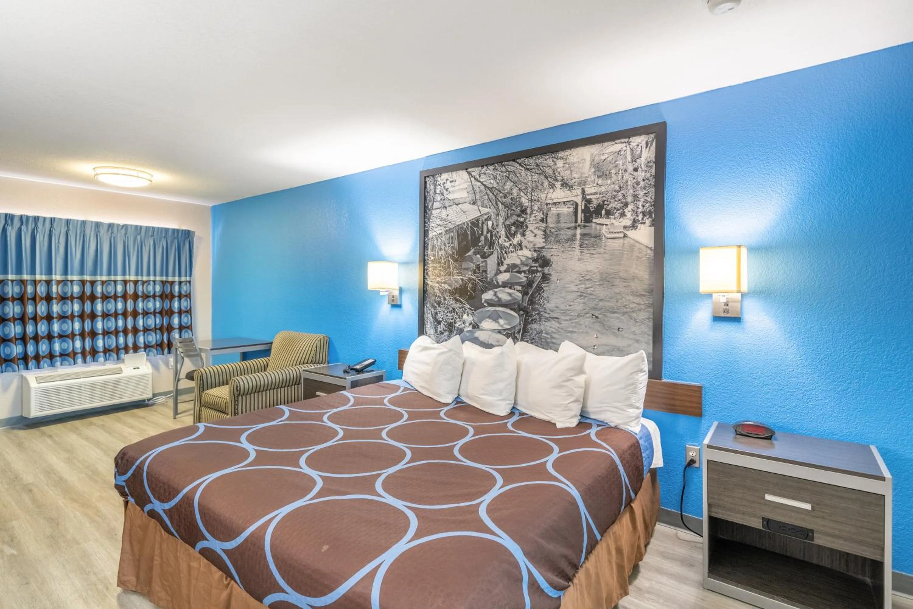 Bed in Super 8 by Wyndham San Antonio/Riverwalk Area