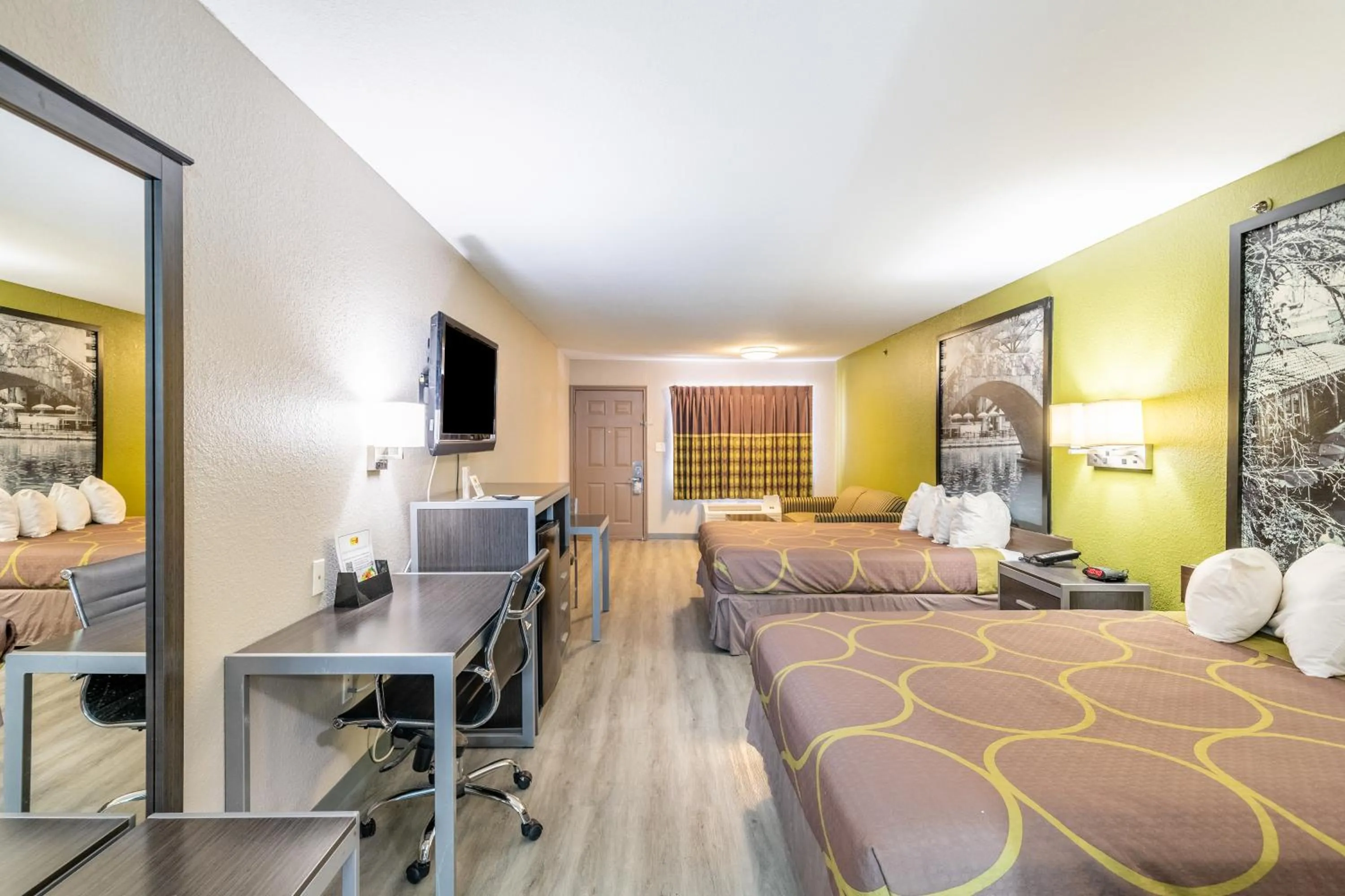 Bed in Super 8 by Wyndham San Antonio/Riverwalk Area