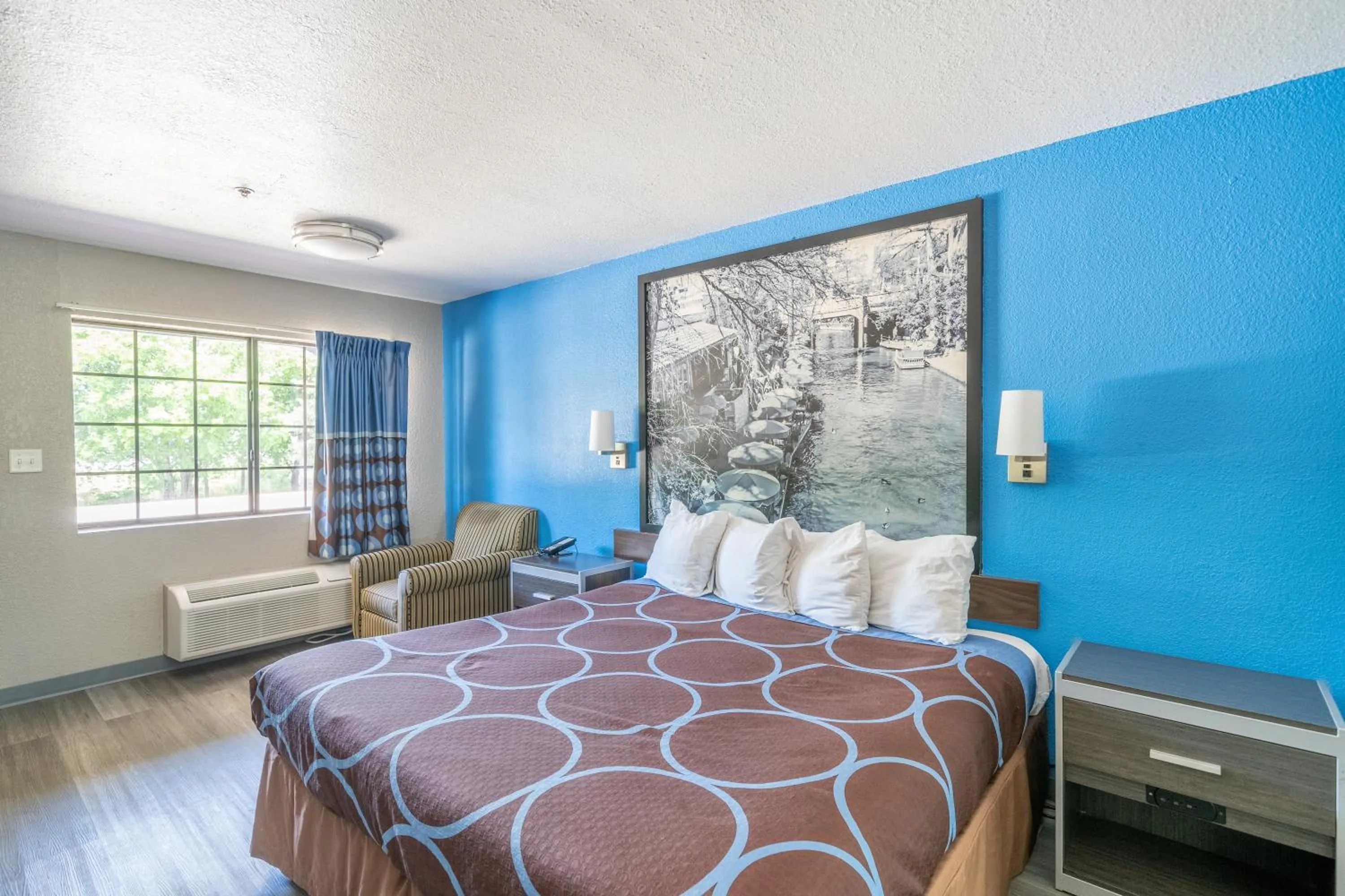 Bed in Super 8 by Wyndham San Antonio/Riverwalk Area