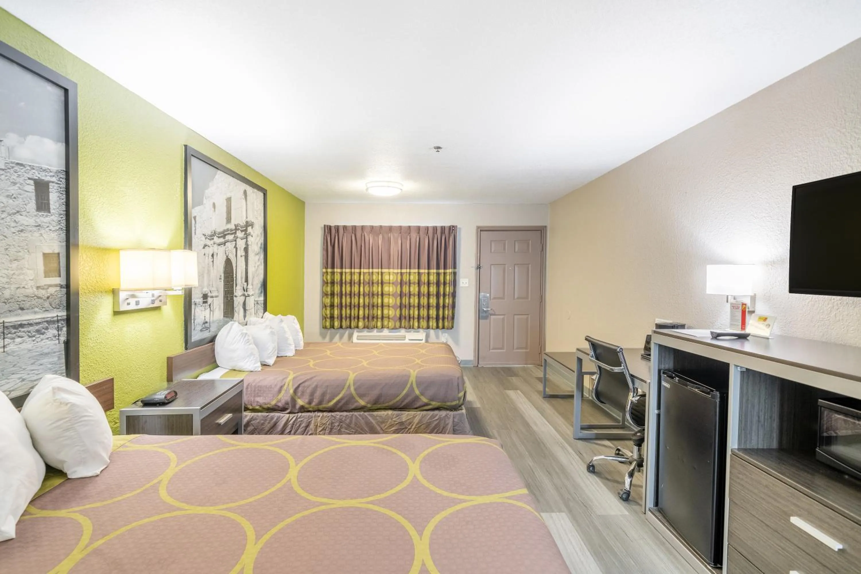 Bed in Super 8 by Wyndham San Antonio/Riverwalk Area