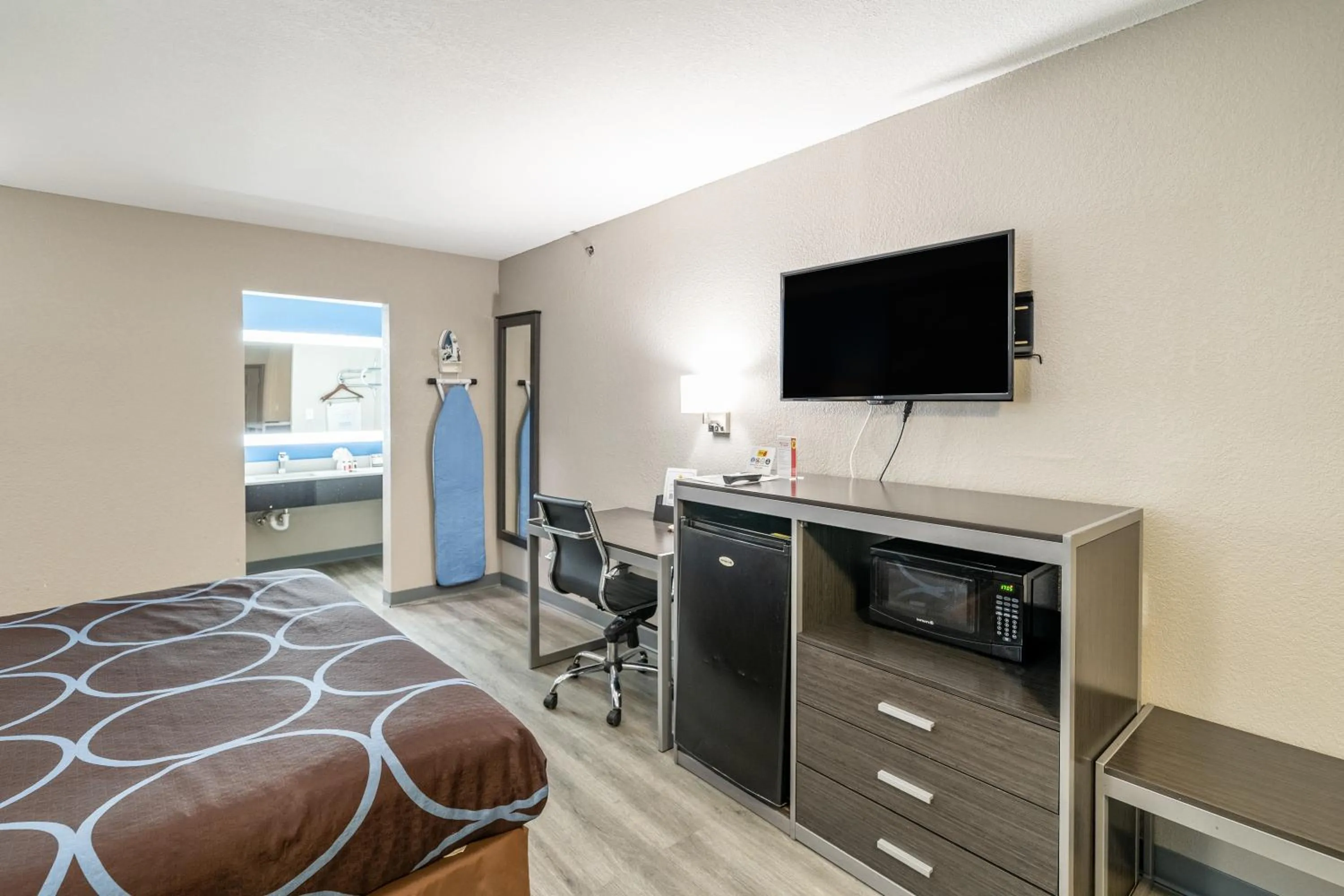 TV and multimedia, Bed in Super 8 by Wyndham San Antonio/Riverwalk Area