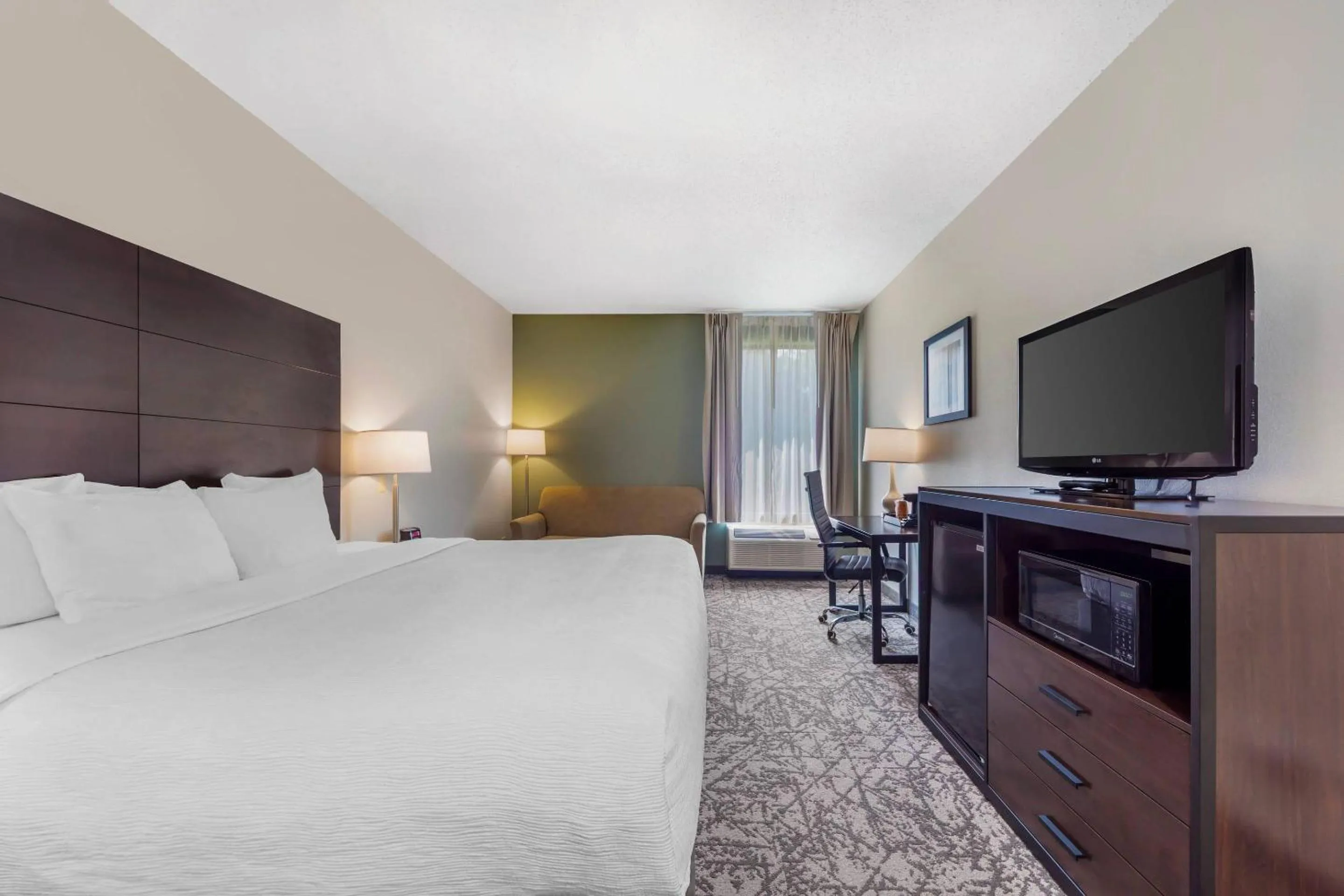 Bedroom, Bed in Quality Inn & Suites NJ State Capital Area