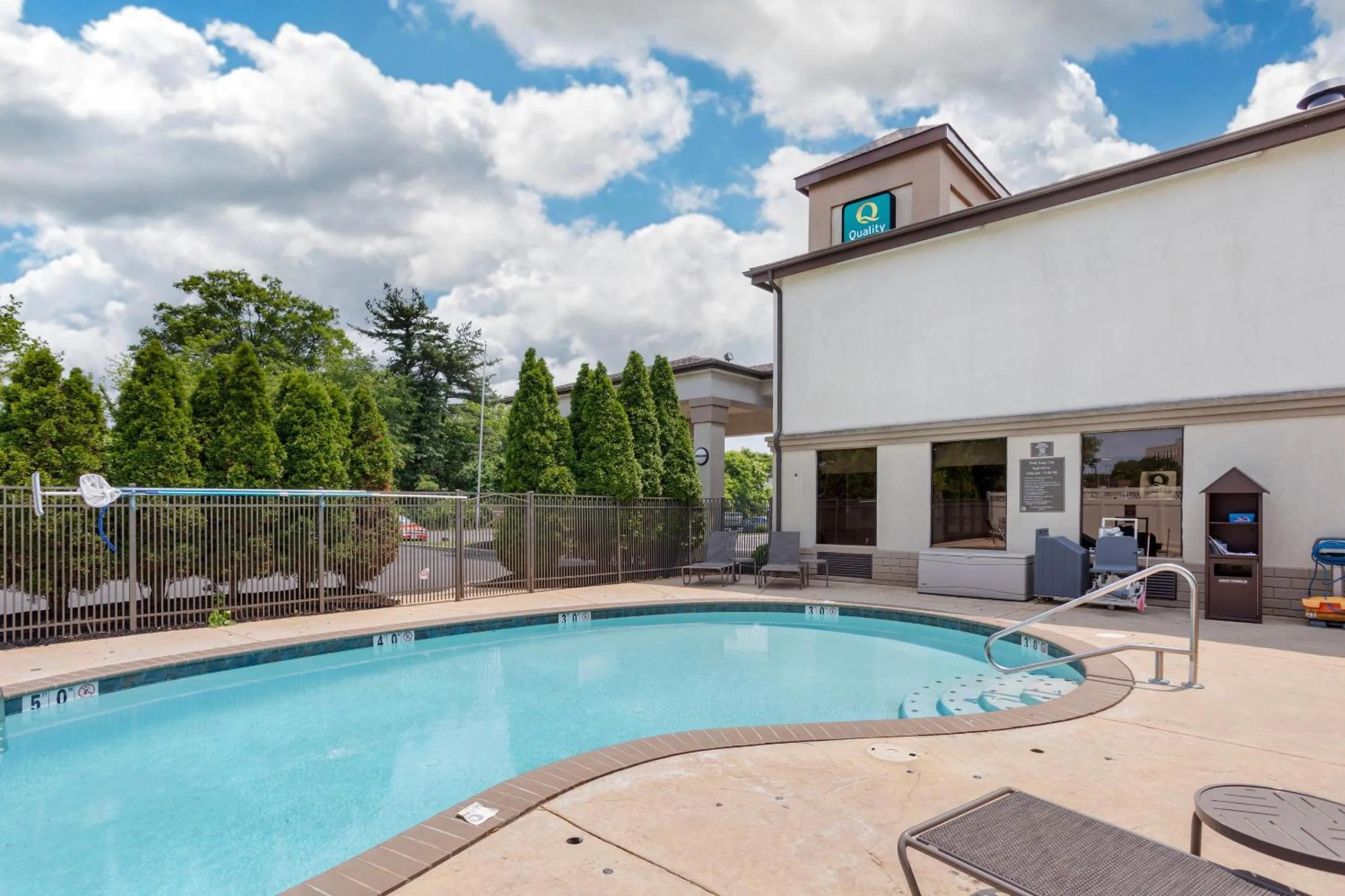 Swimming pool in Quality Inn & Suites NJ State Capital Area