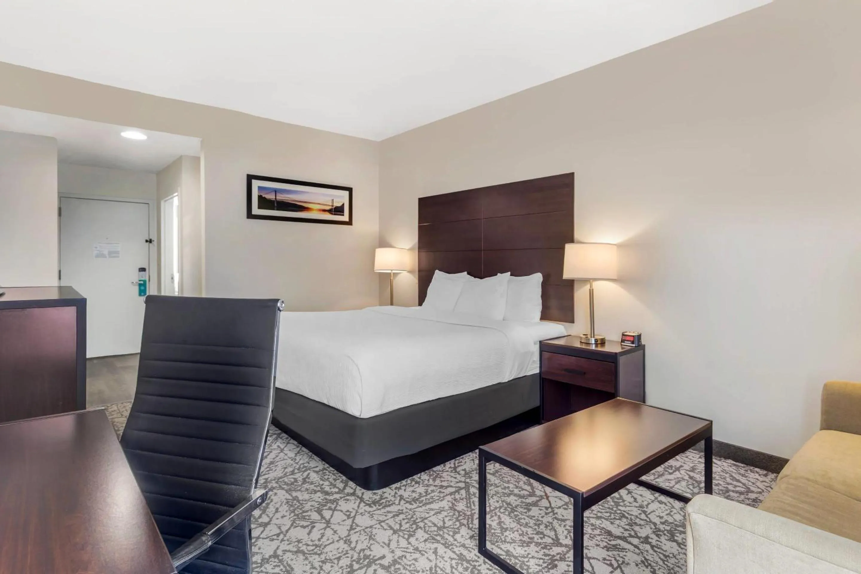 Bedroom, Bed in Quality Inn & Suites NJ State Capital Area