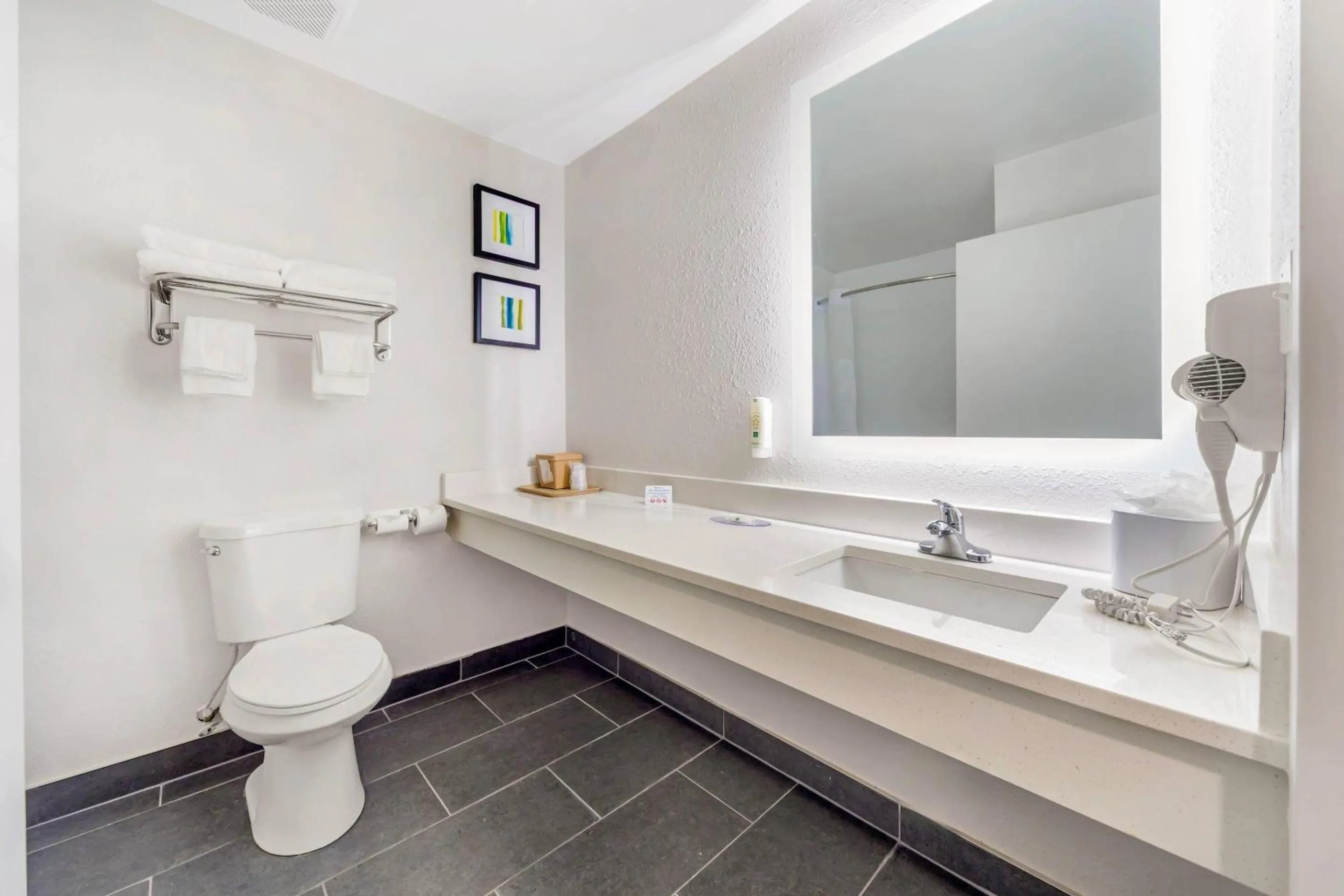 Bedroom in Quality Inn & Suites NJ State Capital Area