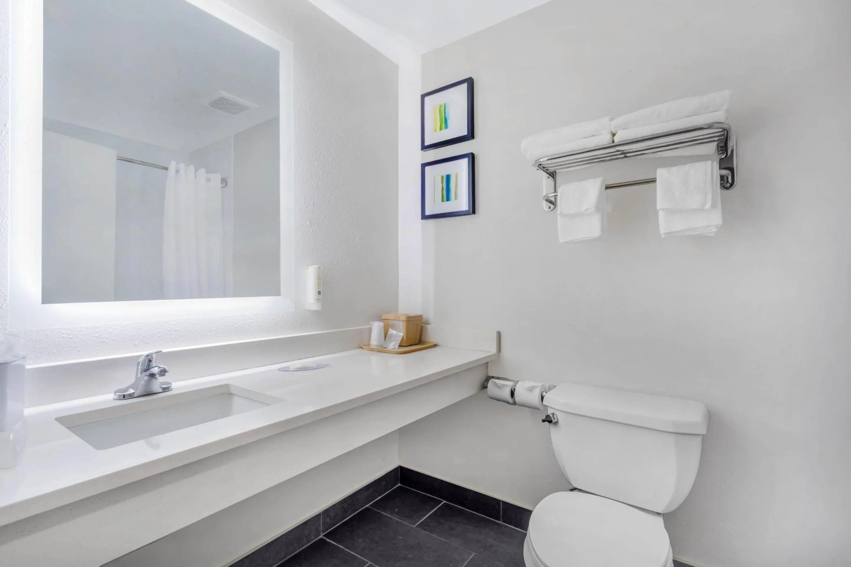 Bedroom in Quality Inn & Suites NJ State Capital Area