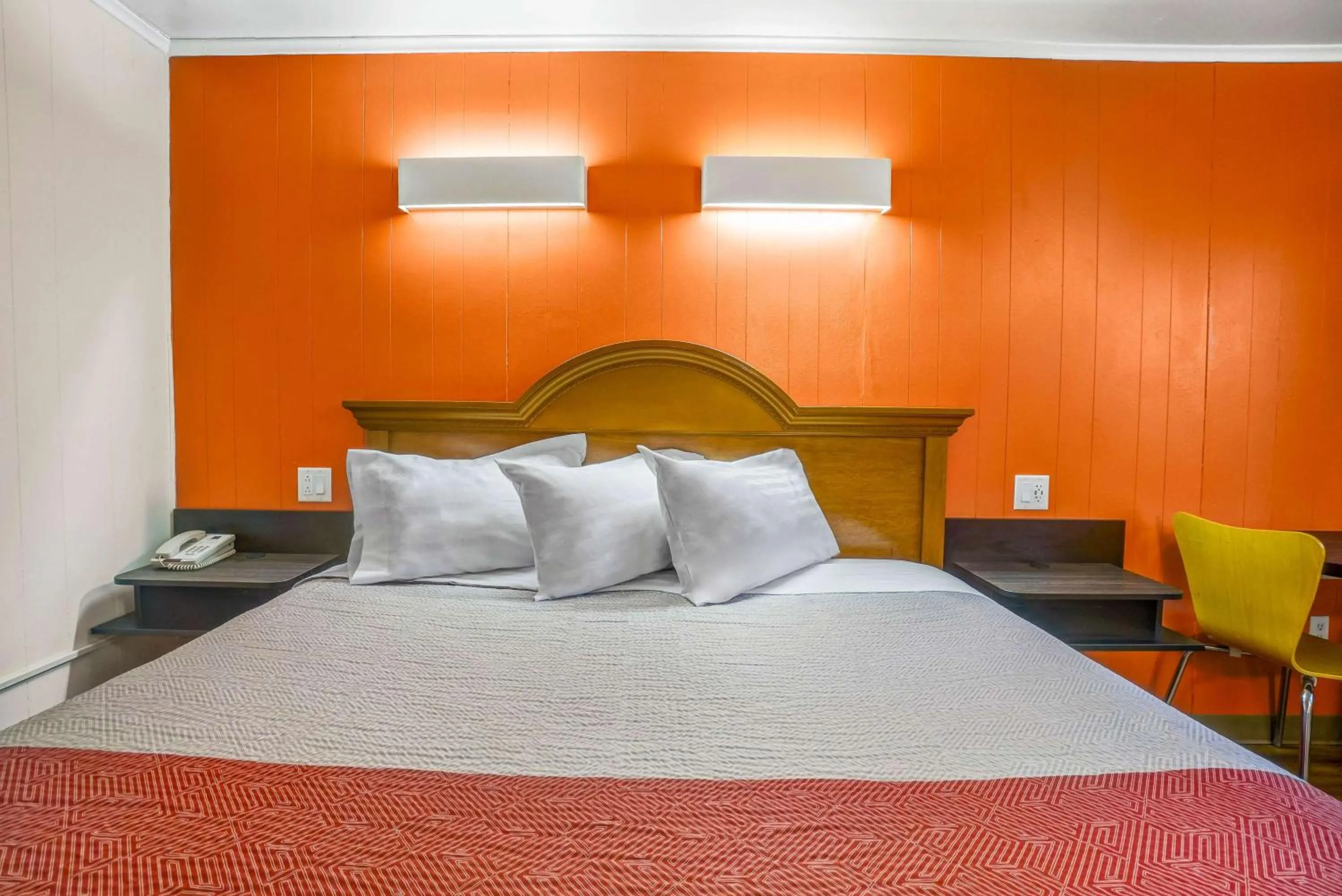 Photo of the whole room, Bed in Motel 6-Ilion, NY