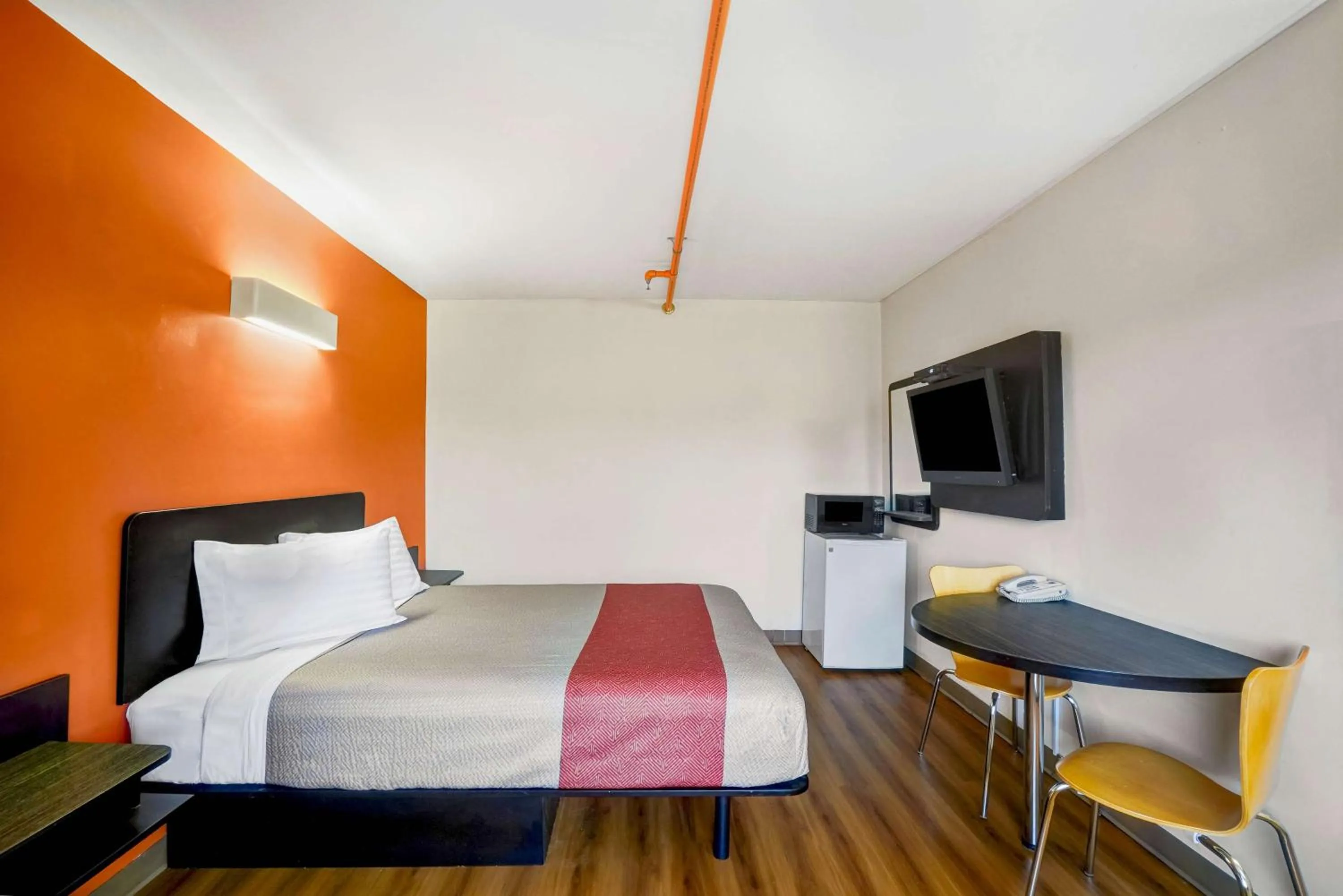 Photo of the whole room, Bed in Motel 6-Ilion, NY