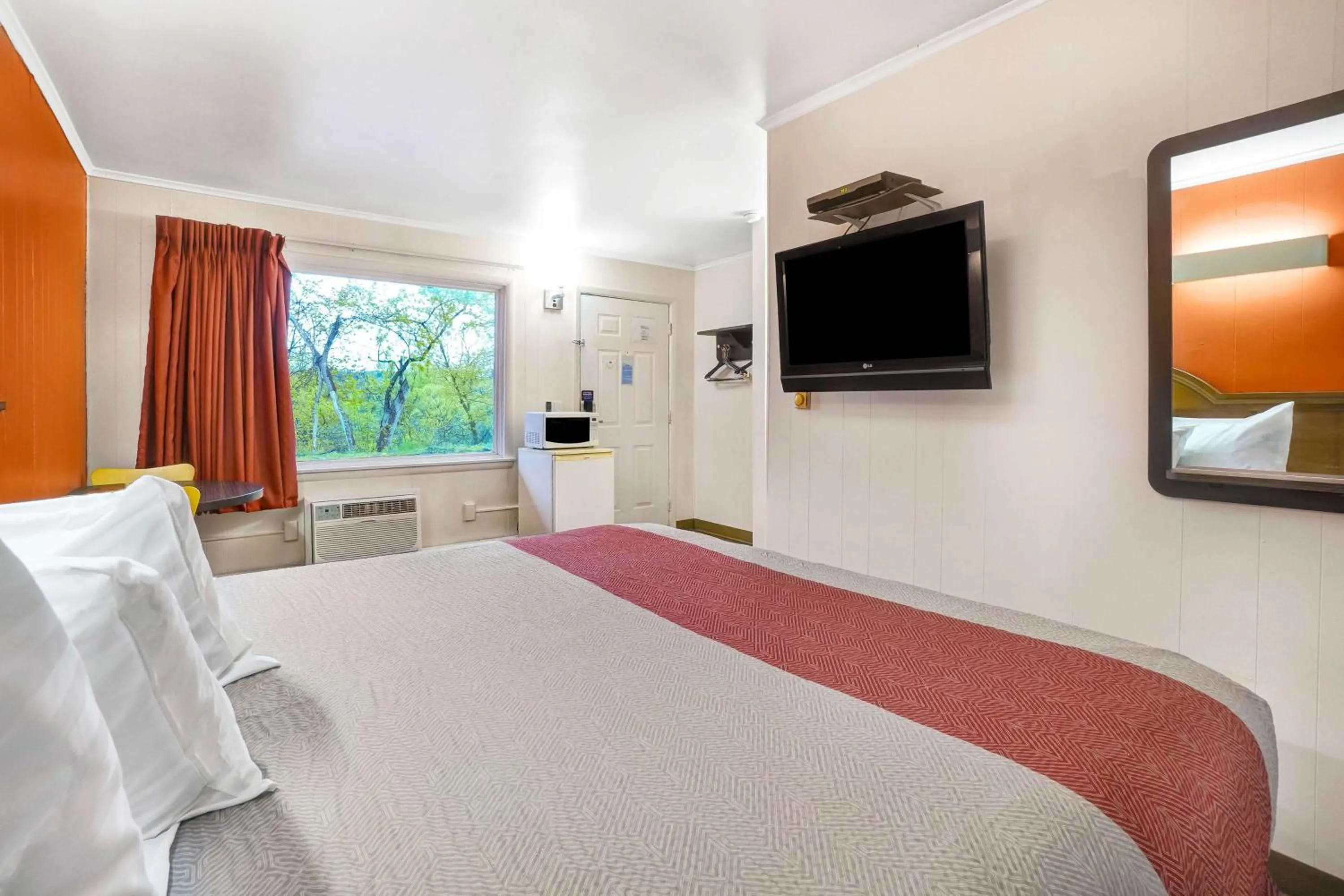 Photo of the whole room, Bed in Motel 6-Ilion, NY