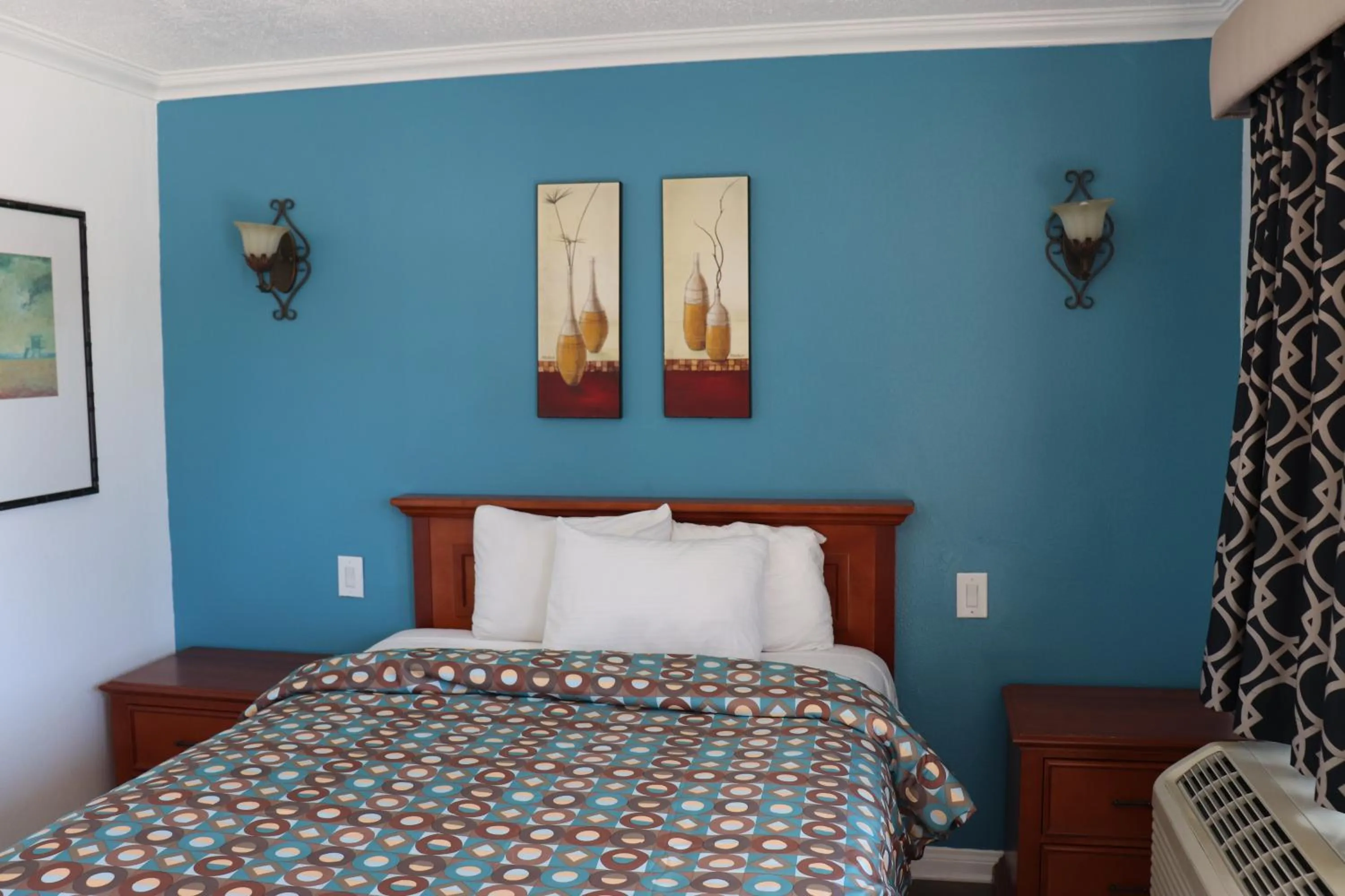 Bed in El Dorado Motel