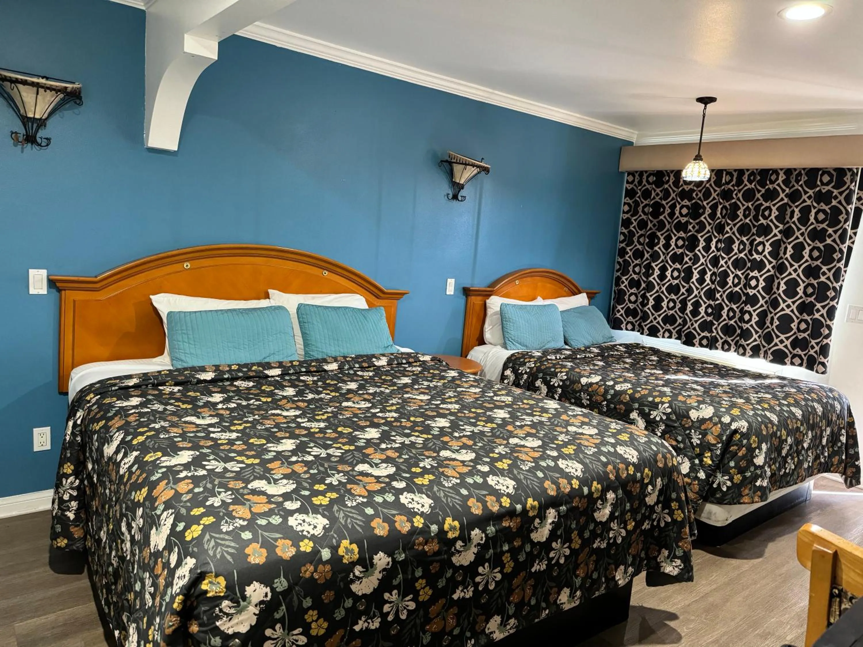 Bed in El Dorado Motel