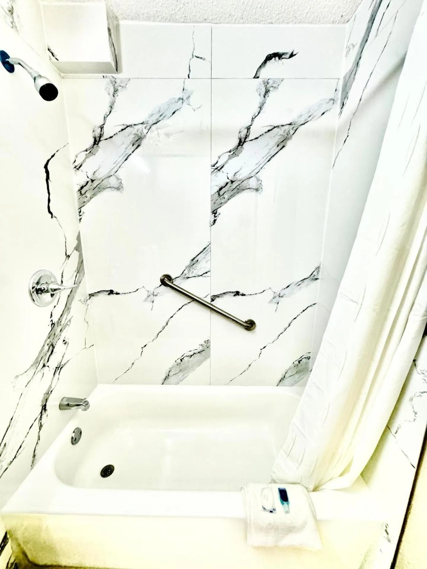 Shower in Rodeway Inn Expo Center