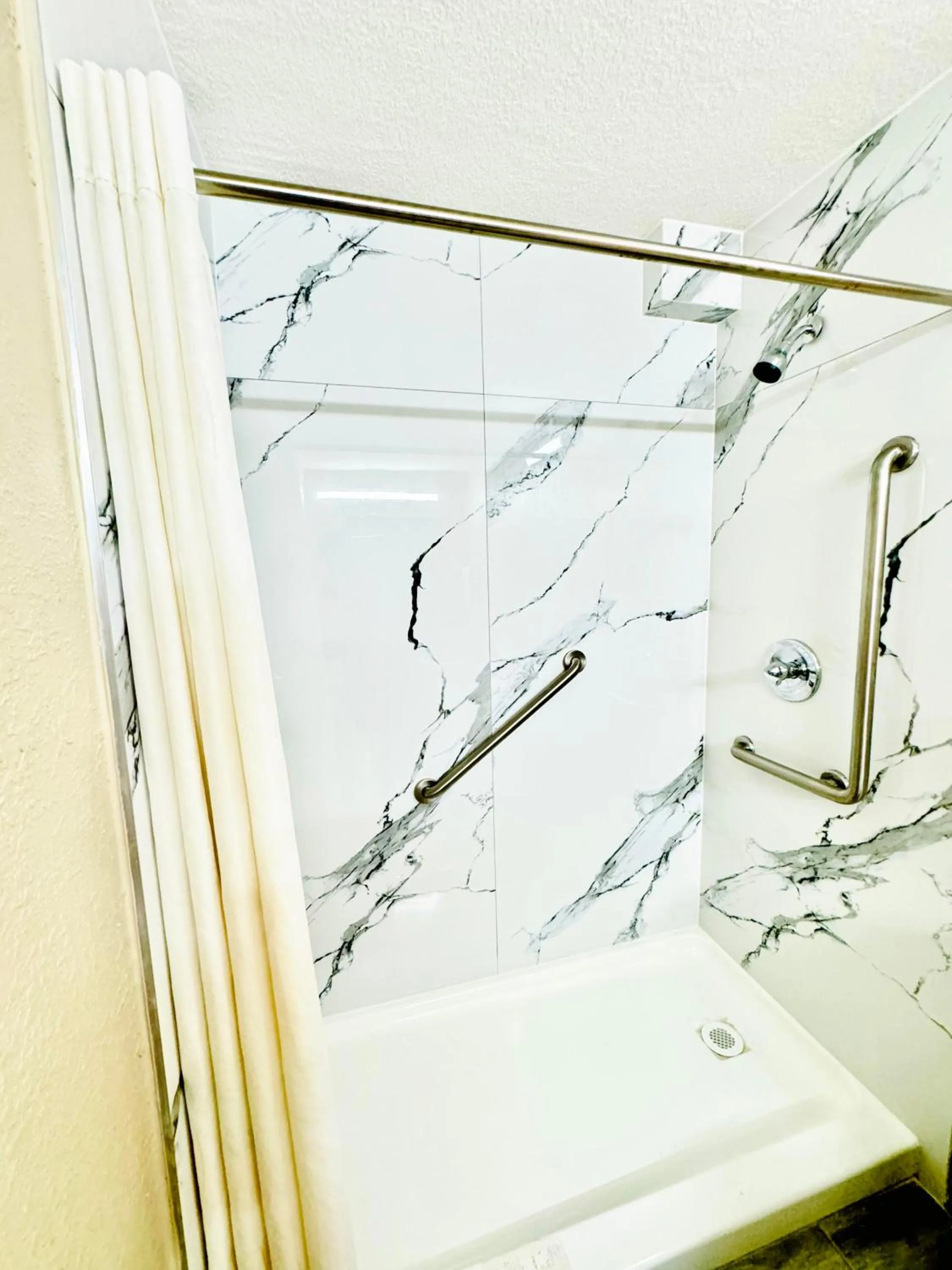 Shower in Rodeway Inn Expo Center