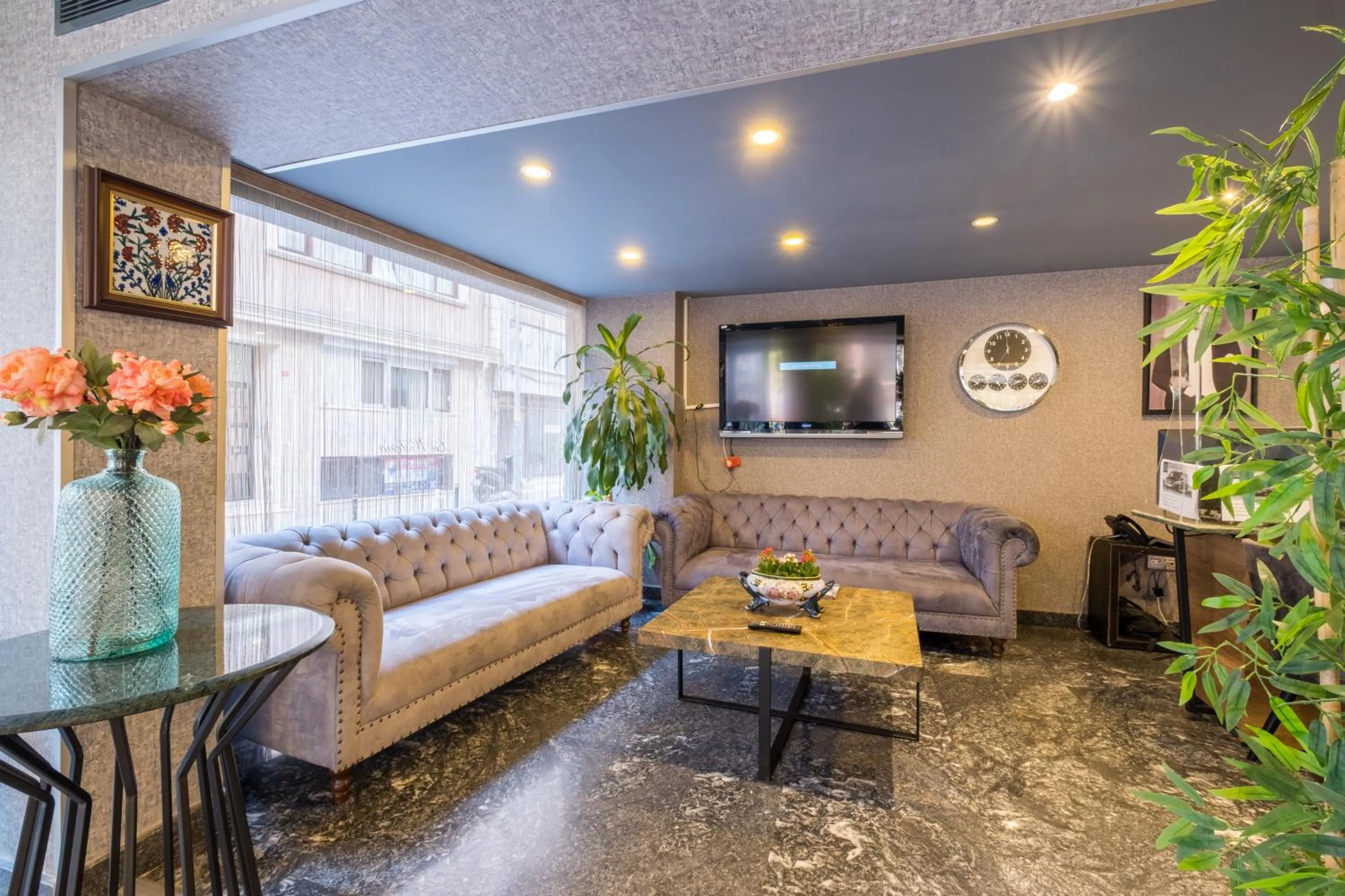 Communal lounge/ TV room in La Wisteria Boutique Hotel Istanbul