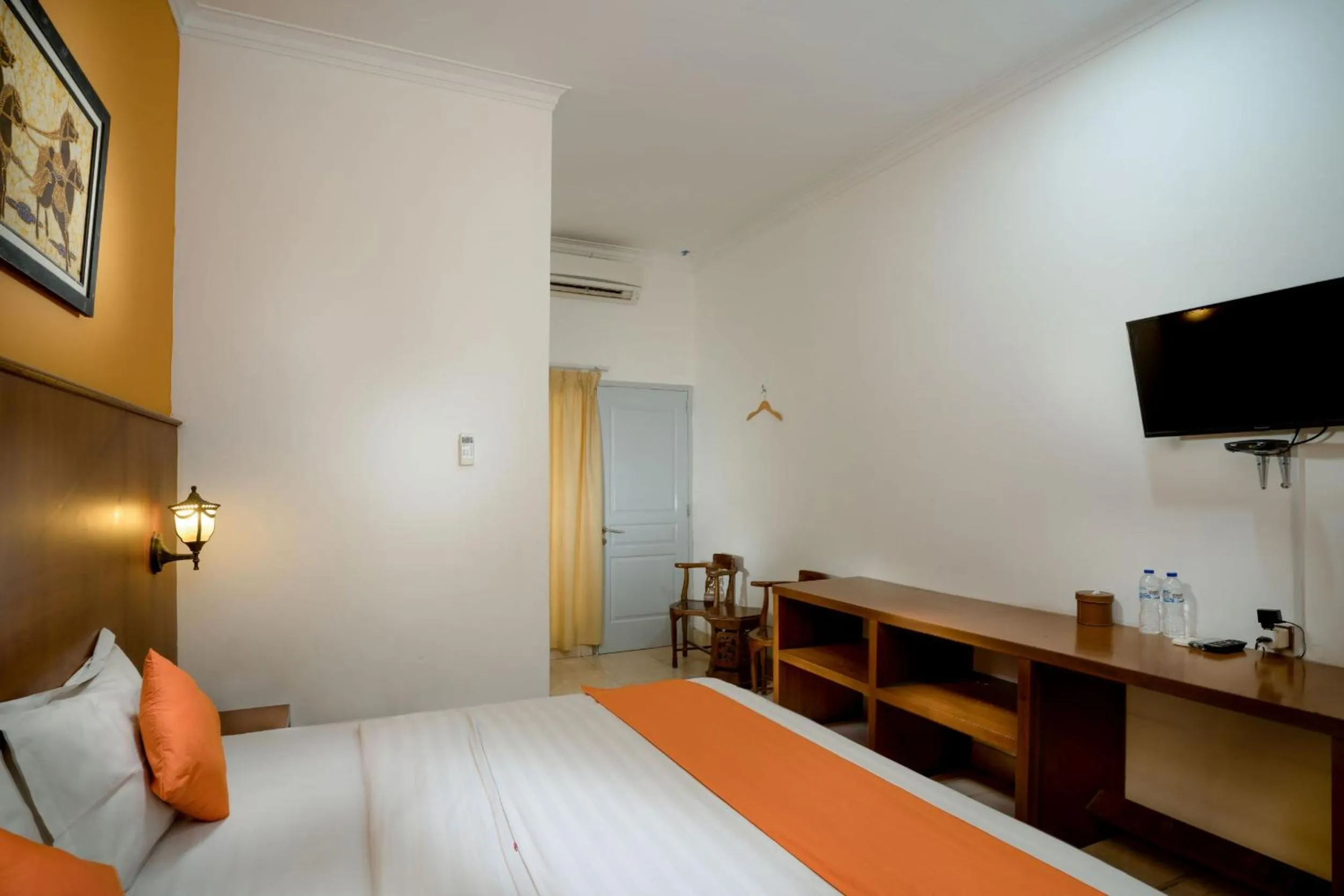 Bedroom, Bed in Hotel Poncowinatan - Tugu