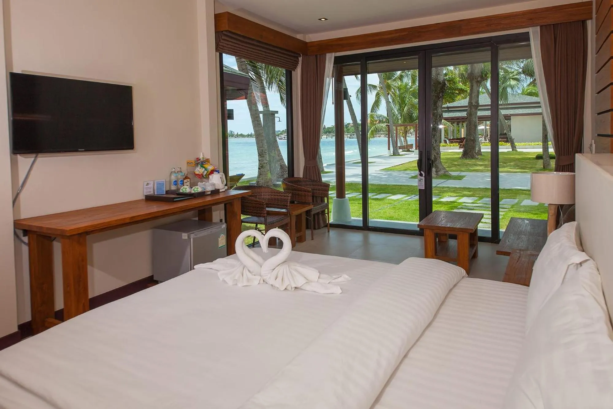 Photo of the whole room, Bed in Samui Mermaid Beachfront