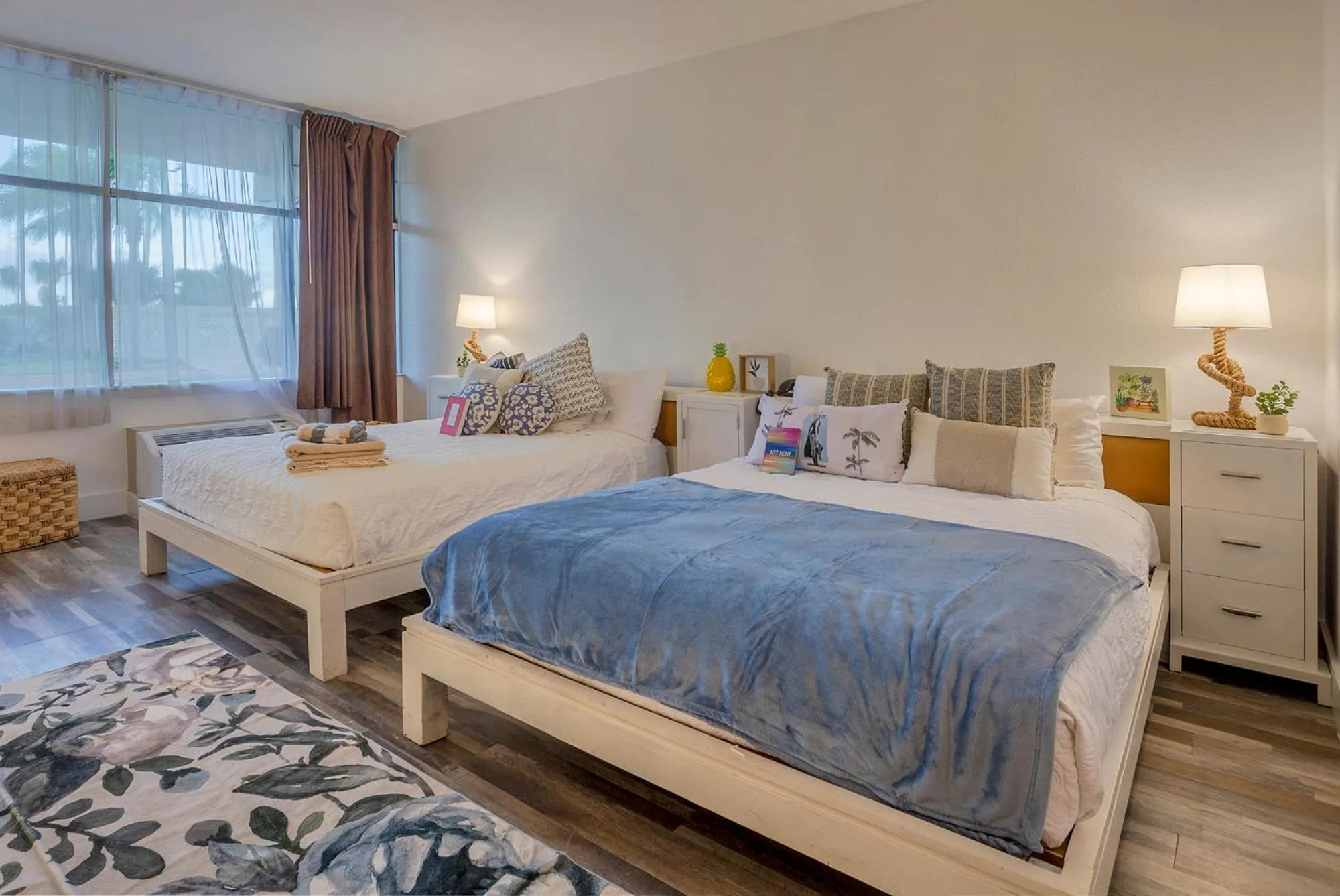 Bed in TAMPA BAY, BEACH step away, WIFI, FREE PARKING,POOLS, JACUZZI