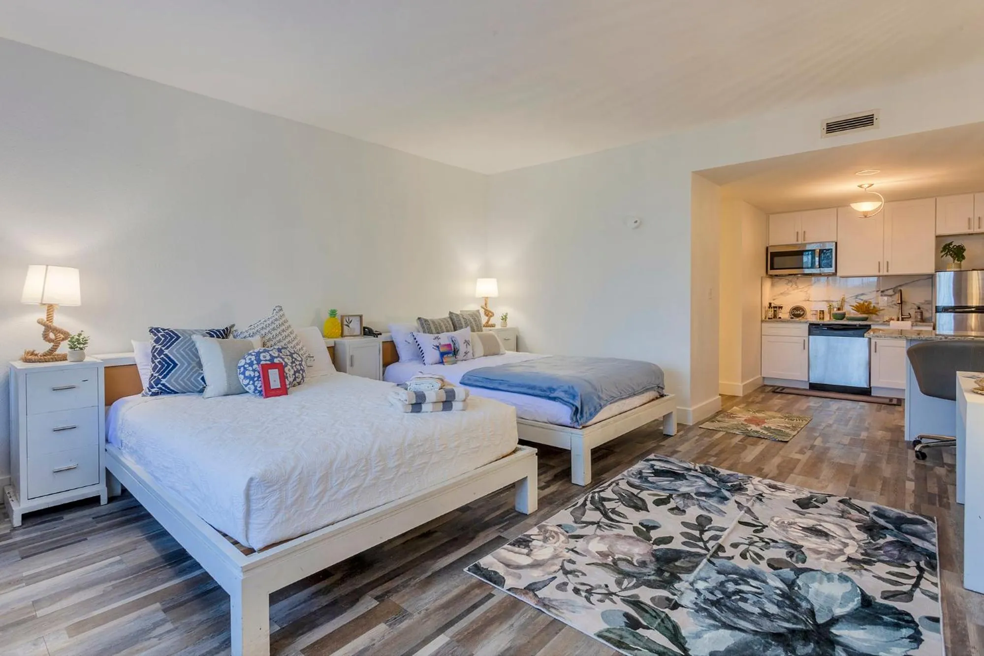 Bed in TAMPA BAY, BEACH step away, WIFI, FREE PARKING,POOLS, JACUZZI