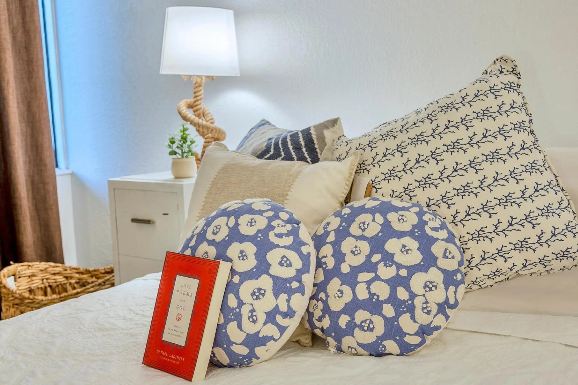 Bed in TAMPA BAY, BEACH step away, WIFI, FREE PARKING,POOLS, JACUZZI