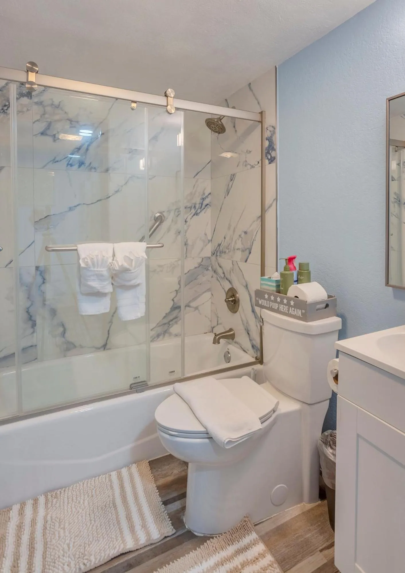 Shower in TAMPA BAY, BEACH step away, WIFI, FREE PARKING,POOLS, JACUZZI