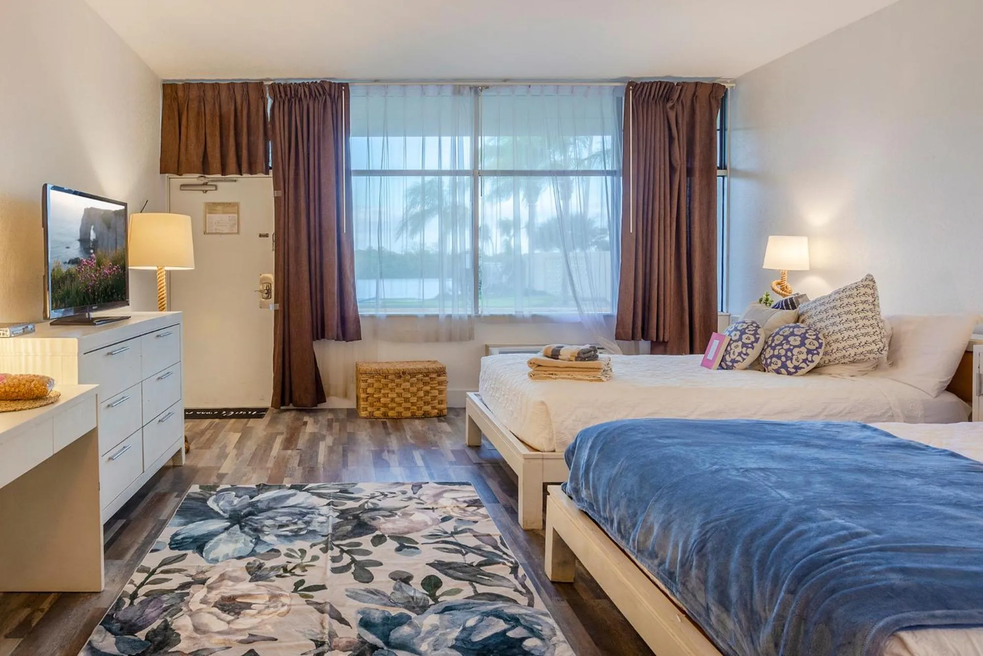 Bed in TAMPA BAY, BEACH step away, WIFI, FREE PARKING,POOLS, JACUZZI